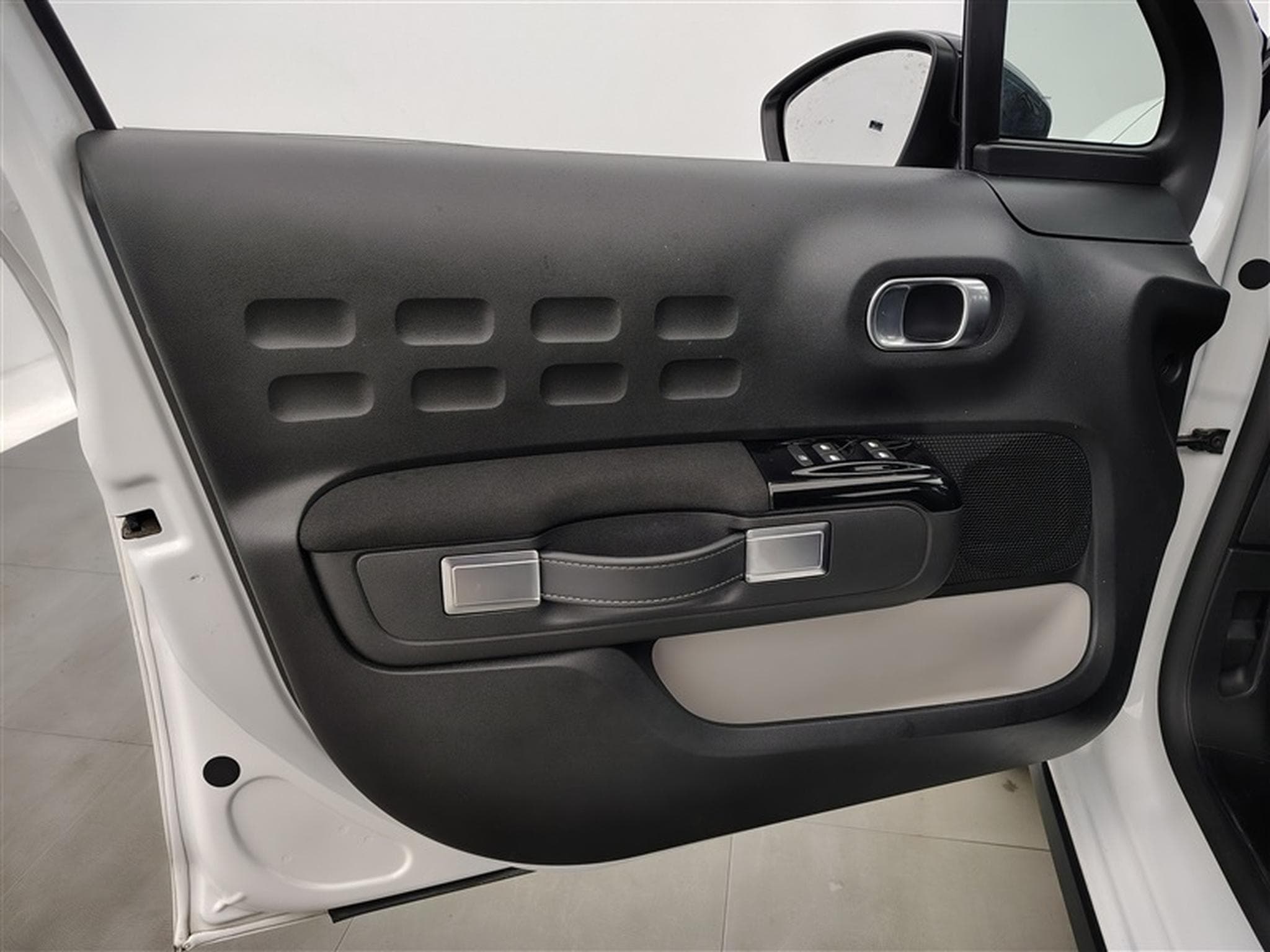Citroen C3 1.2i PureTech Shine CARPLAY / FULL LED / JA 16" (2023) - Photo 16