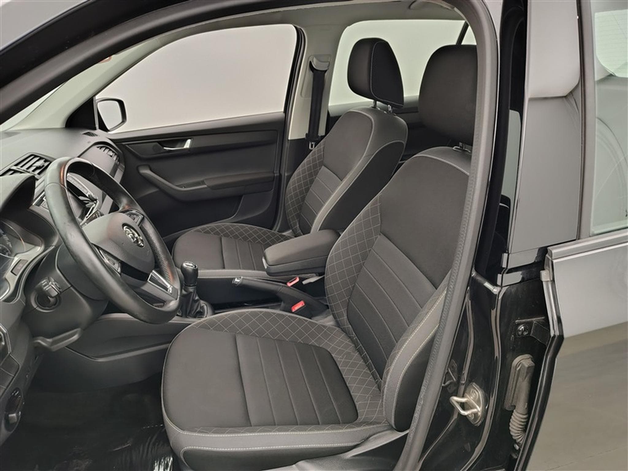 Skoda Fabia 1.0i Ambition NAVI / KEYLESS / PDC AR (2020) - Photo 7