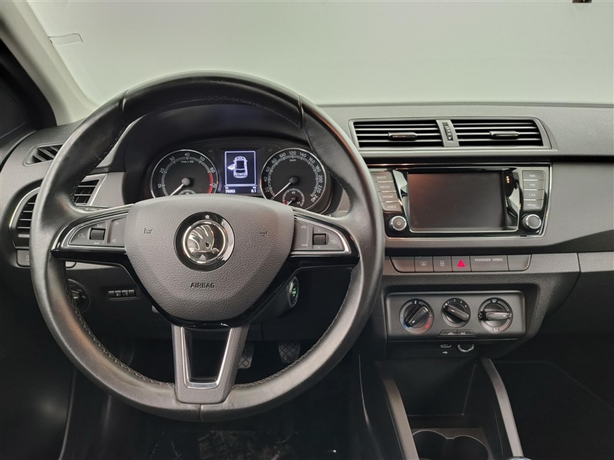 Skoda Fabia 1.0i Ambition NAVI / KEYLESS / PDC AR (2020) - Photo 9
