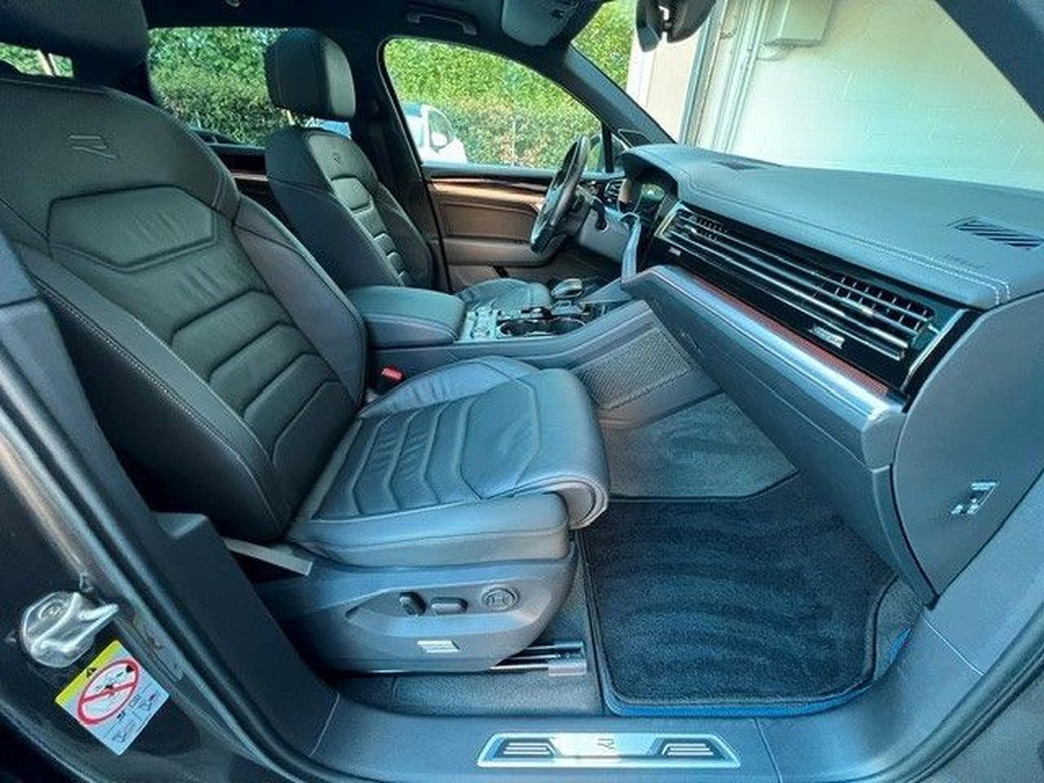 VW Touareg R eHybrid 4Motion-Pano-AHK-1Hand (2022) - Photo 22