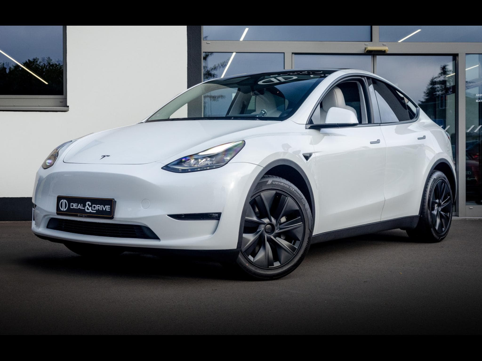 Tesla Model Y LONG RANGE DUAL MOTOR AWD I AUTOPILOT (2024) - Photo 1