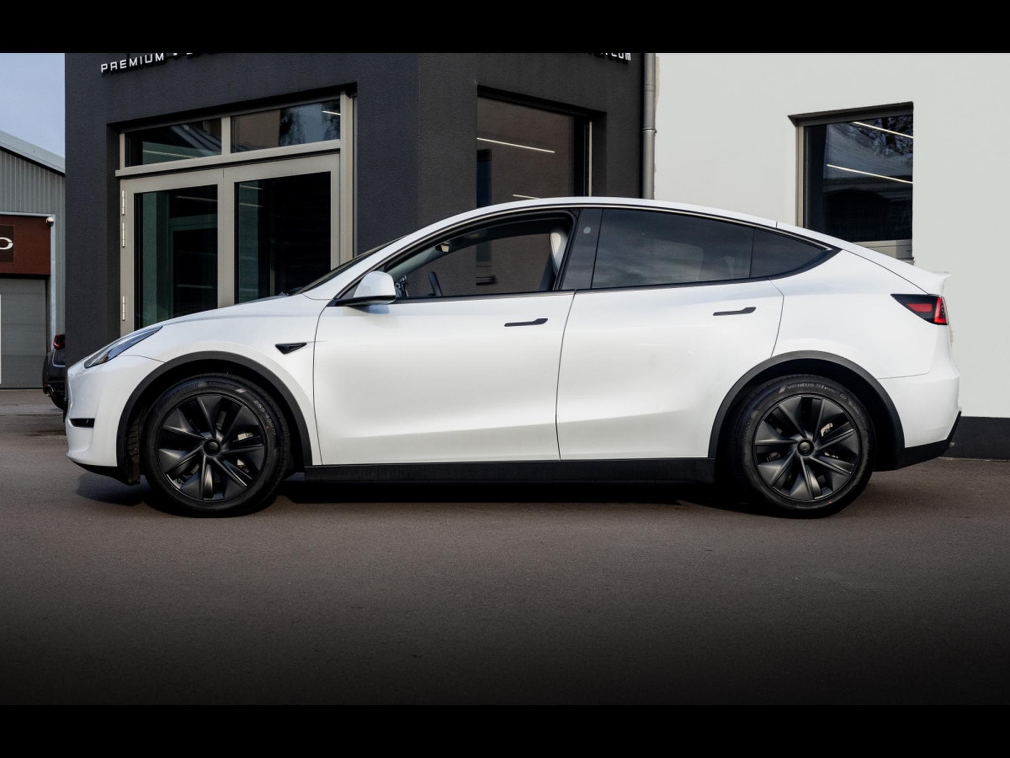 Tesla Model Y LONG RANGE DUAL MOTOR AWD I AUTOPILOT (2024) - Photo 2