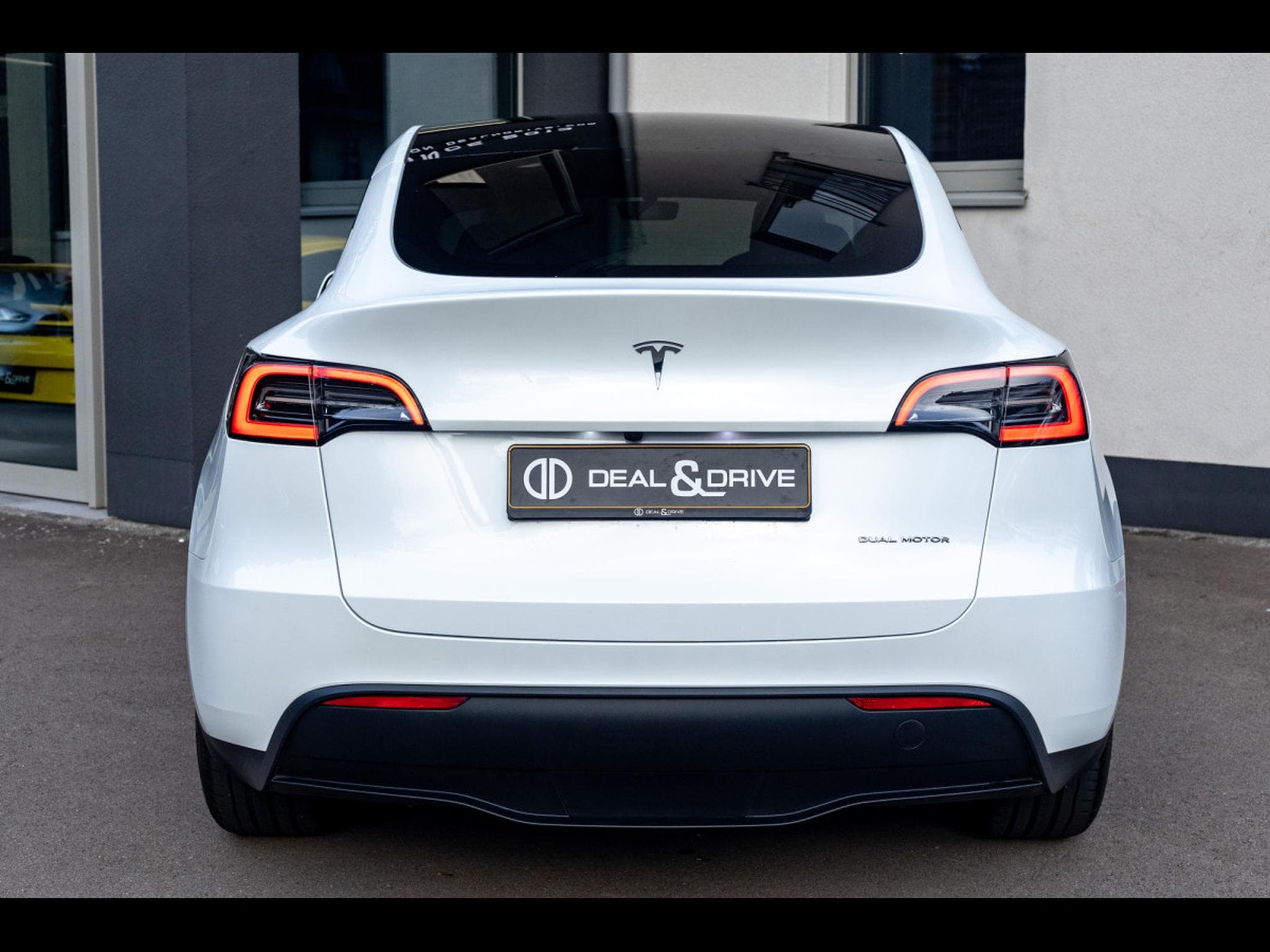 Tesla Model Y LONG RANGE DUAL MOTOR AWD I AUTOPILOT (2024) - Photo 4