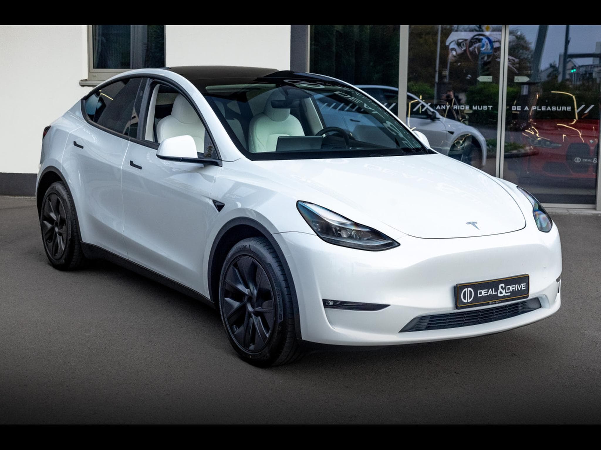 Tesla Model Y LONG RANGE DUAL MOTOR AWD I AUTOPILOT (2024) - Photo 6