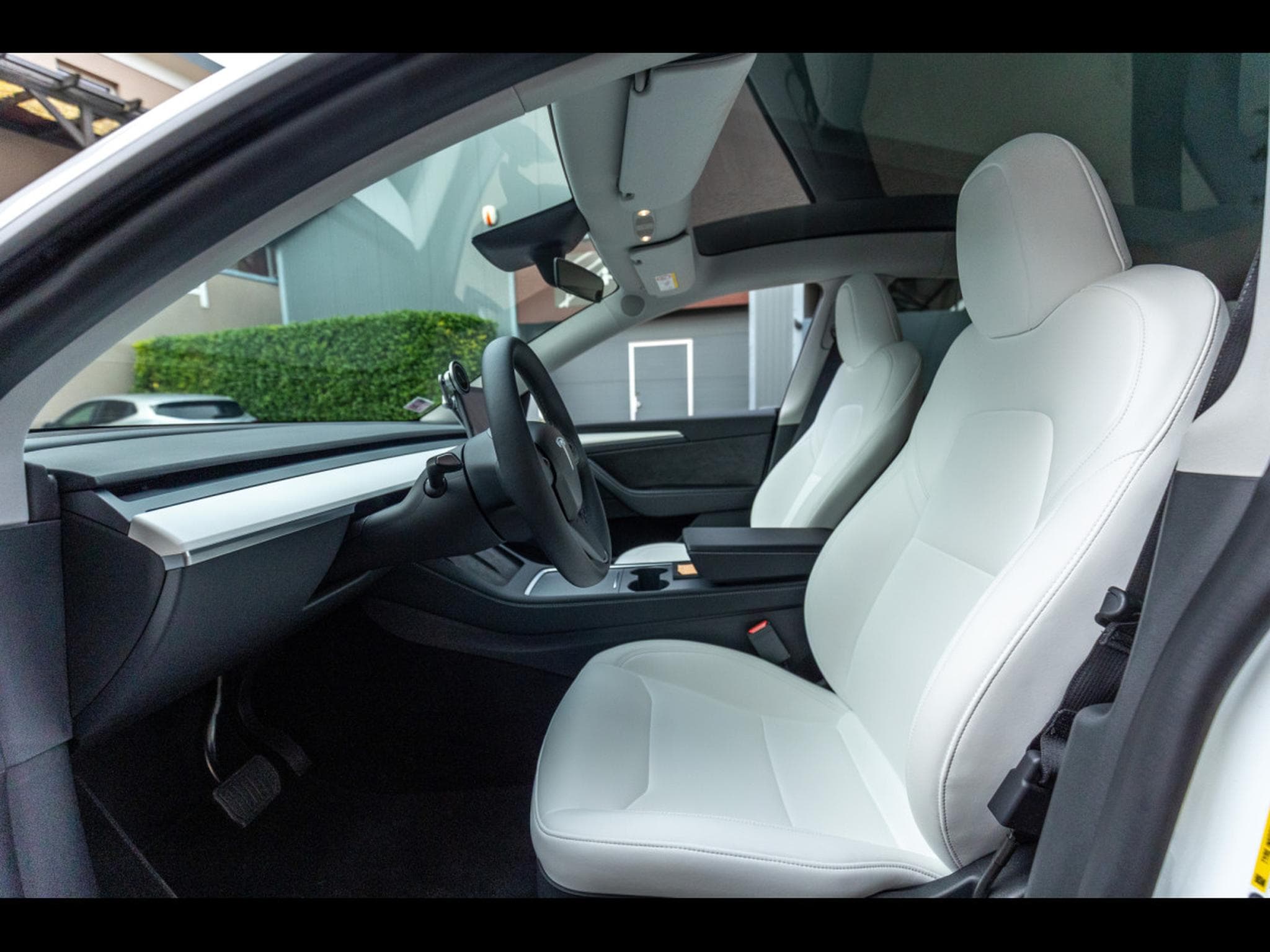 Tesla Model Y LONG RANGE DUAL MOTOR AWD I AUTOPILOT (2024) - Photo 10