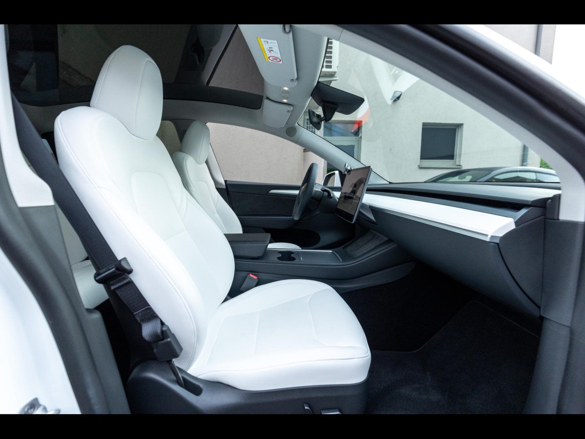 Tesla Model Y LONG RANGE DUAL MOTOR AWD I AUTOPILOT (2024) - Photo 12