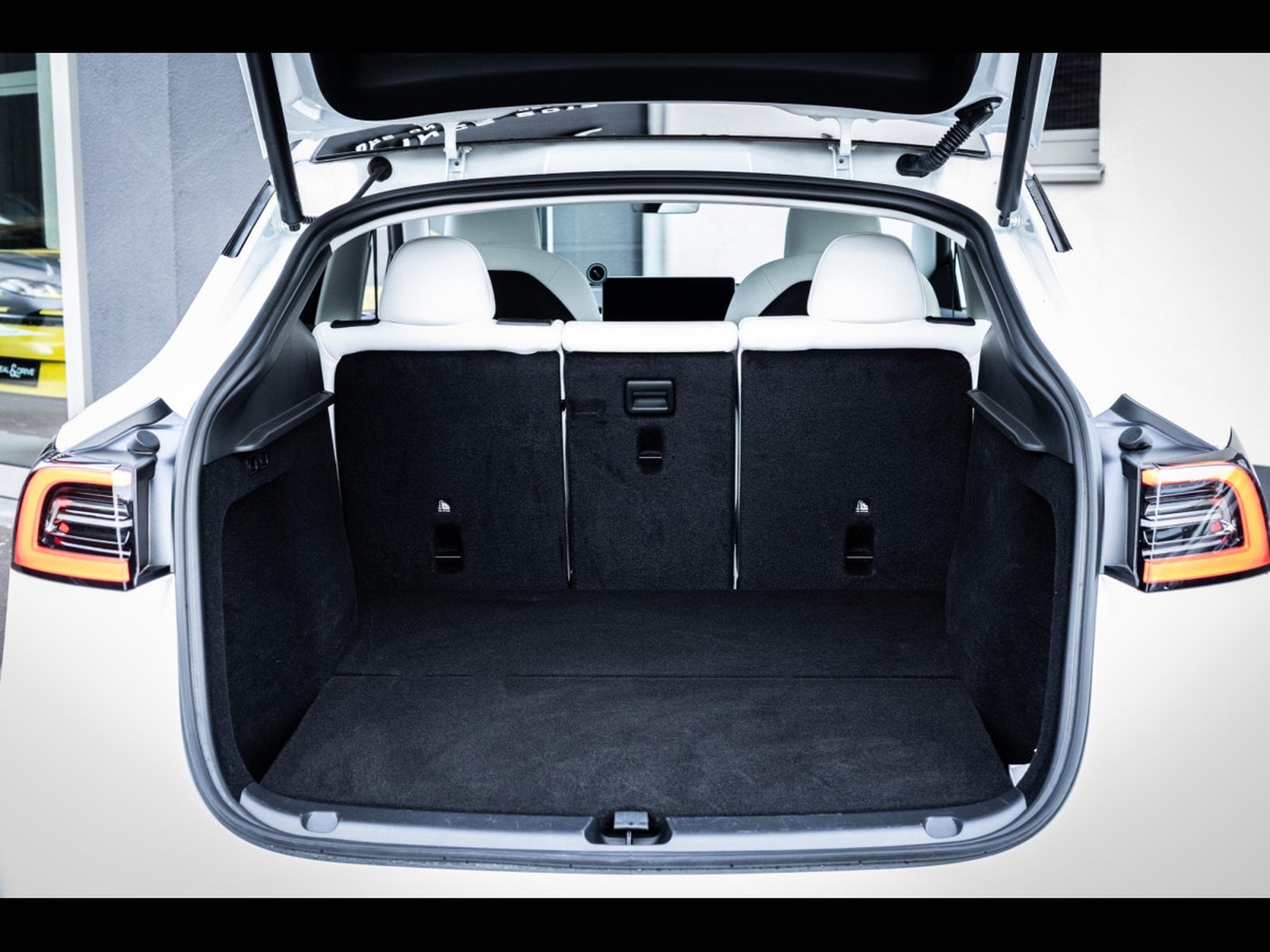 Tesla Model Y LONG RANGE DUAL MOTOR AWD I AUTOPILOT (2024) - Photo 16