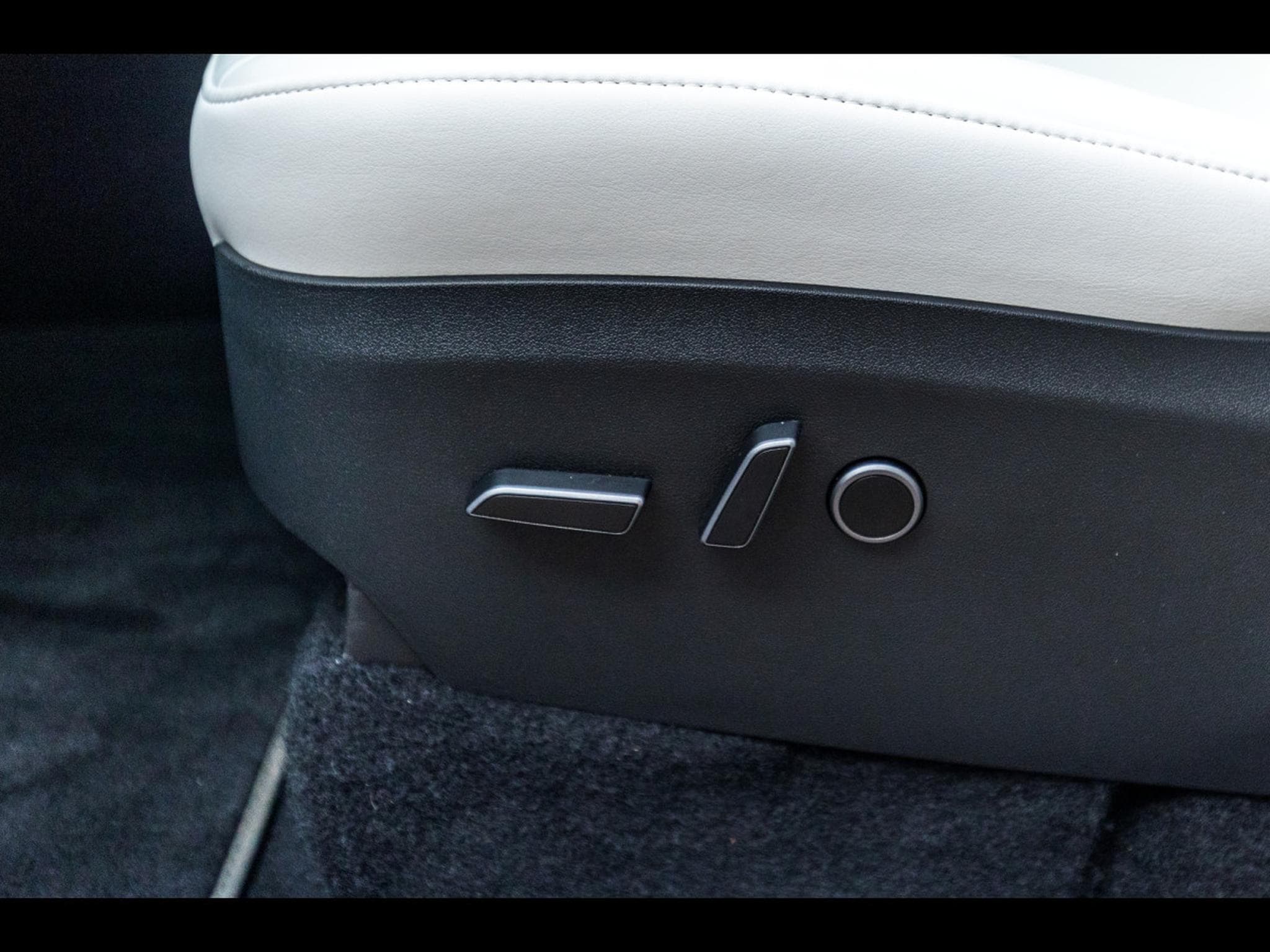 Tesla Model Y LONG RANGE DUAL MOTOR AWD I AUTOPILOT (2024) - Photo 18