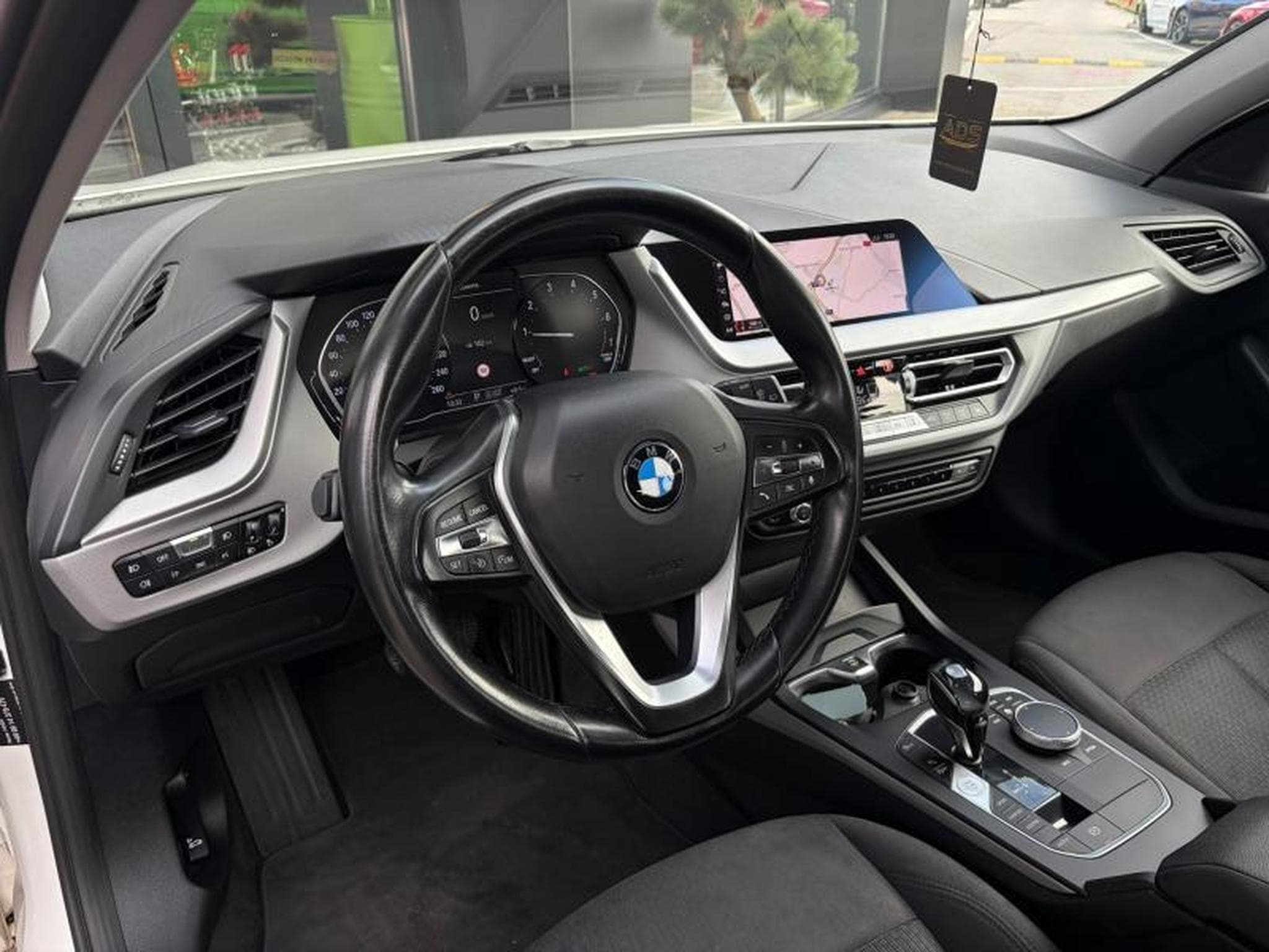 BMW 118 i 1.5 140ch/Sièges chauffants/CarPlay (2020) - Photo 6
