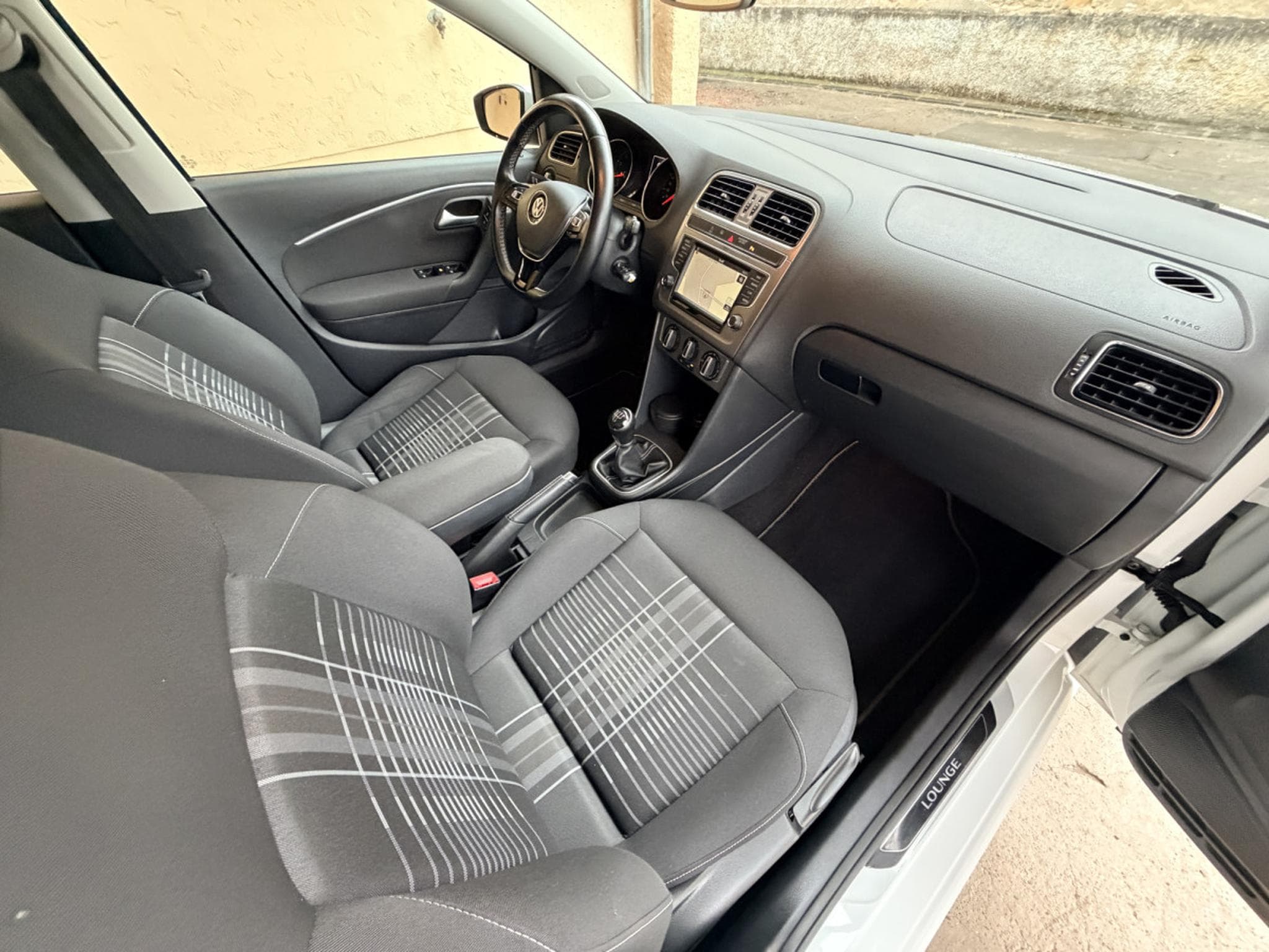 VW Polo 1.2 TSI LOUNGE Bluemotion 90cv (2015) - Foto 6