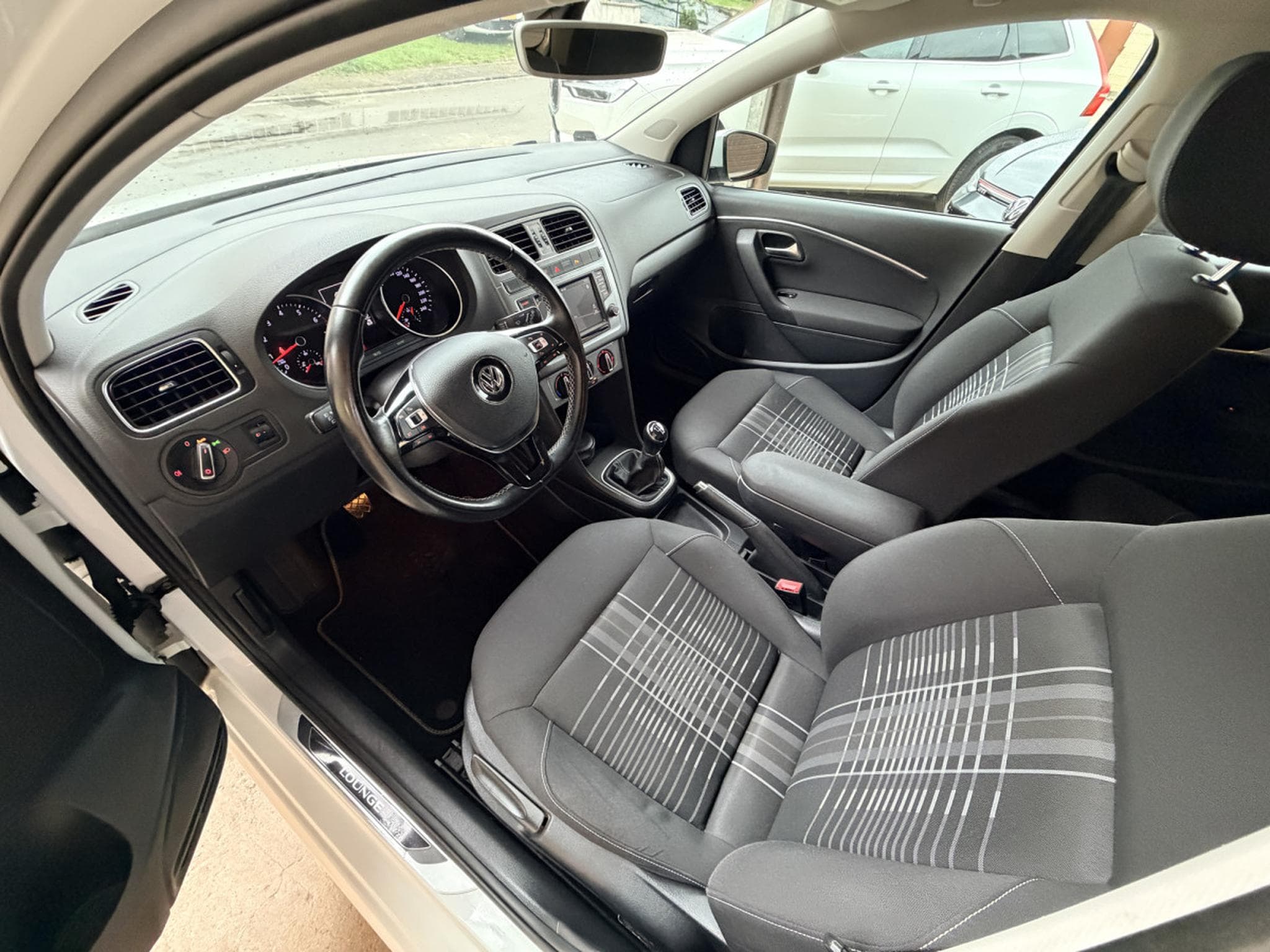VW Polo 1.2 TSI LOUNGE Bluemotion 90cv (2015) - Foto 9