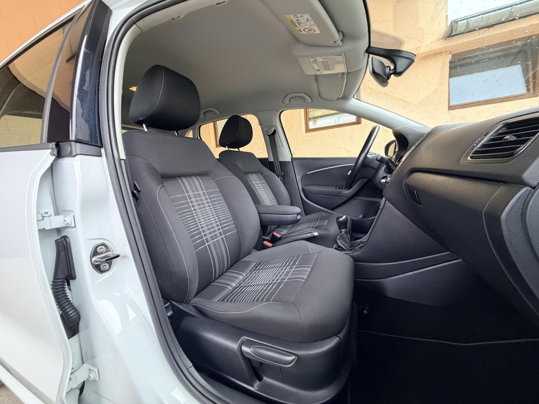 VW Polo 1.2 TSI LOUNGE Bluemotion 90cv (2015) - Foto 8