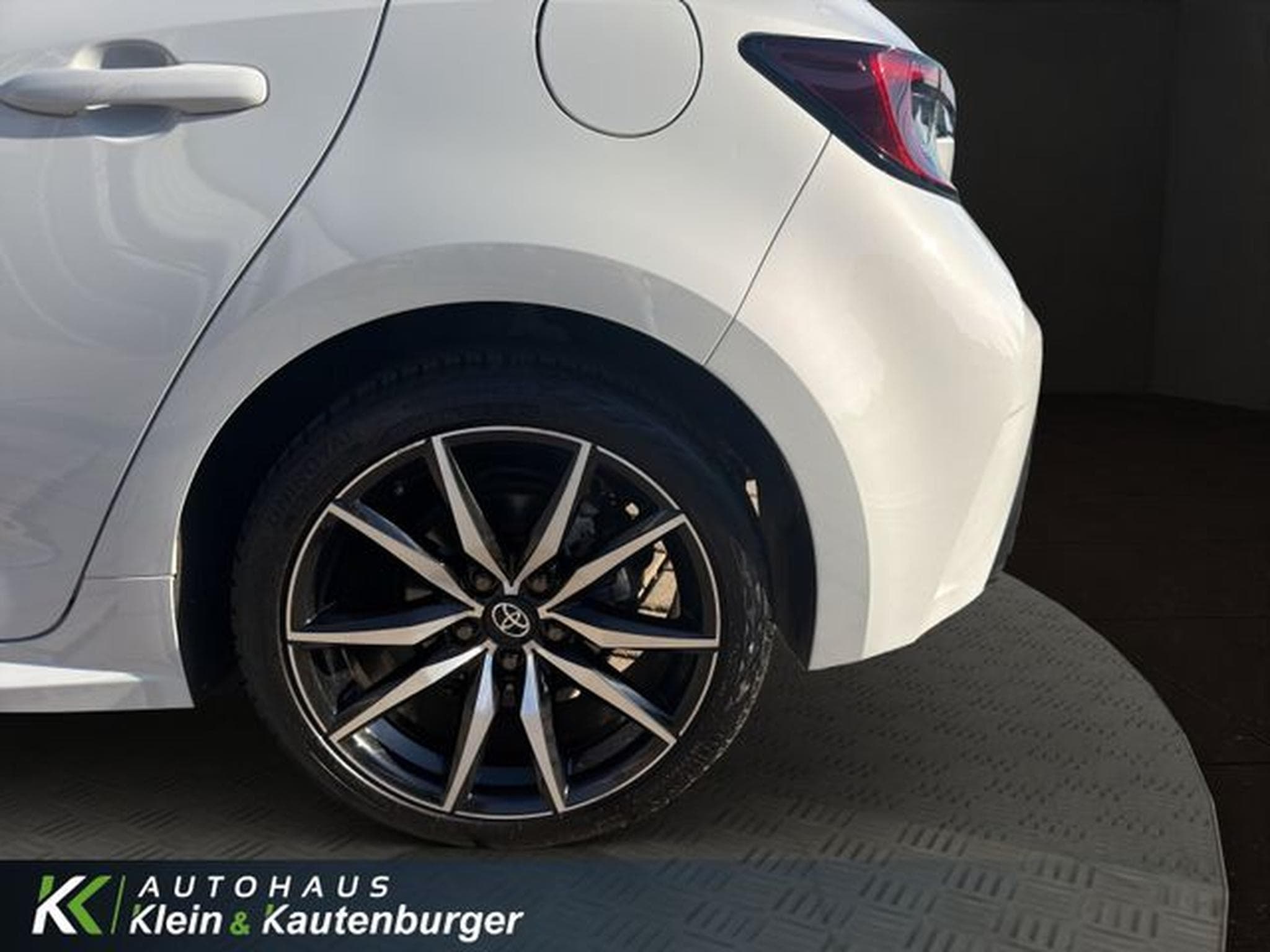 Toyota Corolla Corolla 1.8 GR Sport +VIRTUAL+KAMERA+WINTERPAKET (2025) - Photo 10