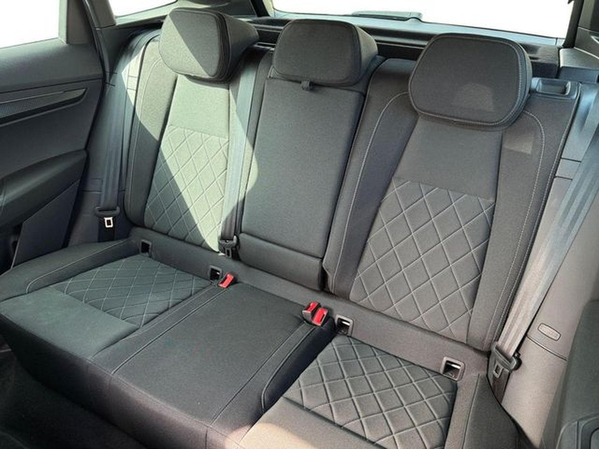 Skoda Karoq Karoq Sportline 1.5 TSI - AHK, Navi, R-View (2023) - Foto 13