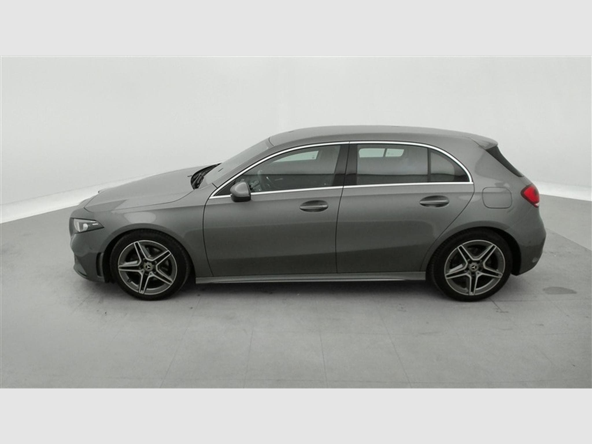 Mercedes A 200 AMG Line *NAVI/CARPLAY/Pack NIGHT/FULL LED/CAMERA/JA18* (2020) - Photo 3