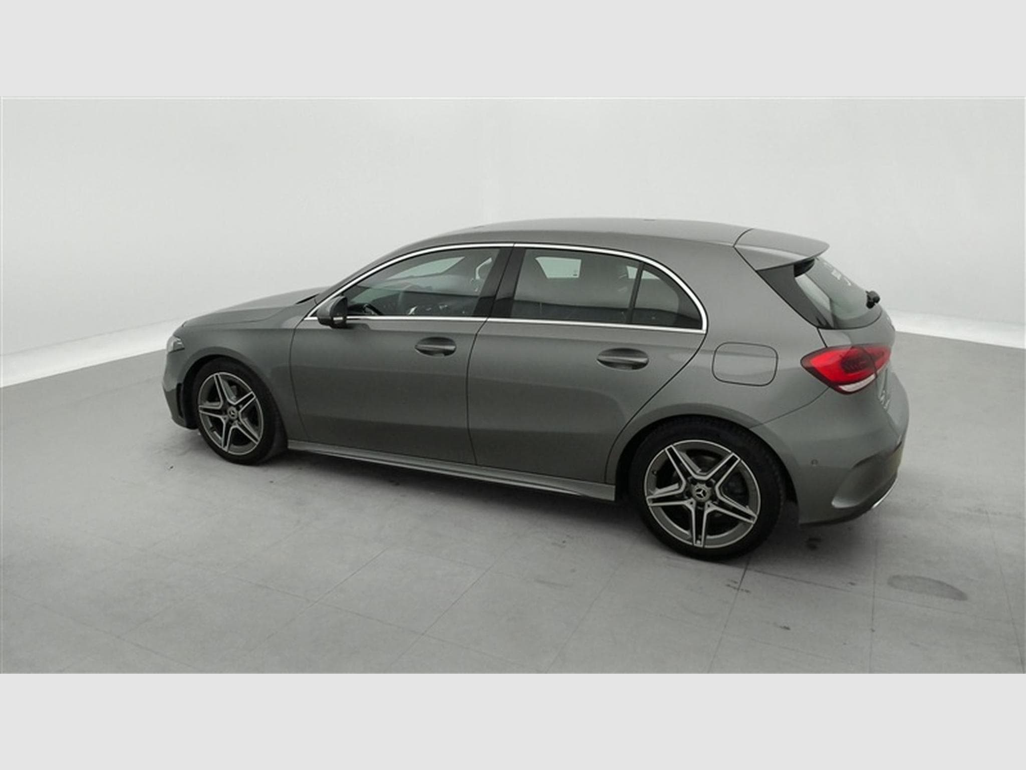 Mercedes A 200 AMG Line *NAVI/CARPLAY/Pack NIGHT/FULL LED/CAMERA/JA18* (2020) - Photo 25