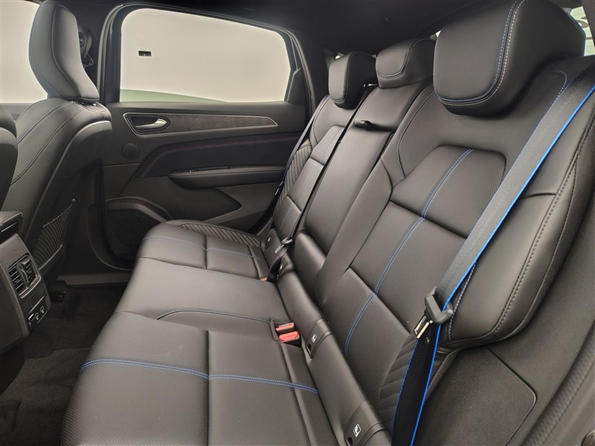 Renault Arkana 1.6i E-TECH HEV Esprit Alpine **CAM/NAVI/LED/CARPLAY** (2026) - Photo 13