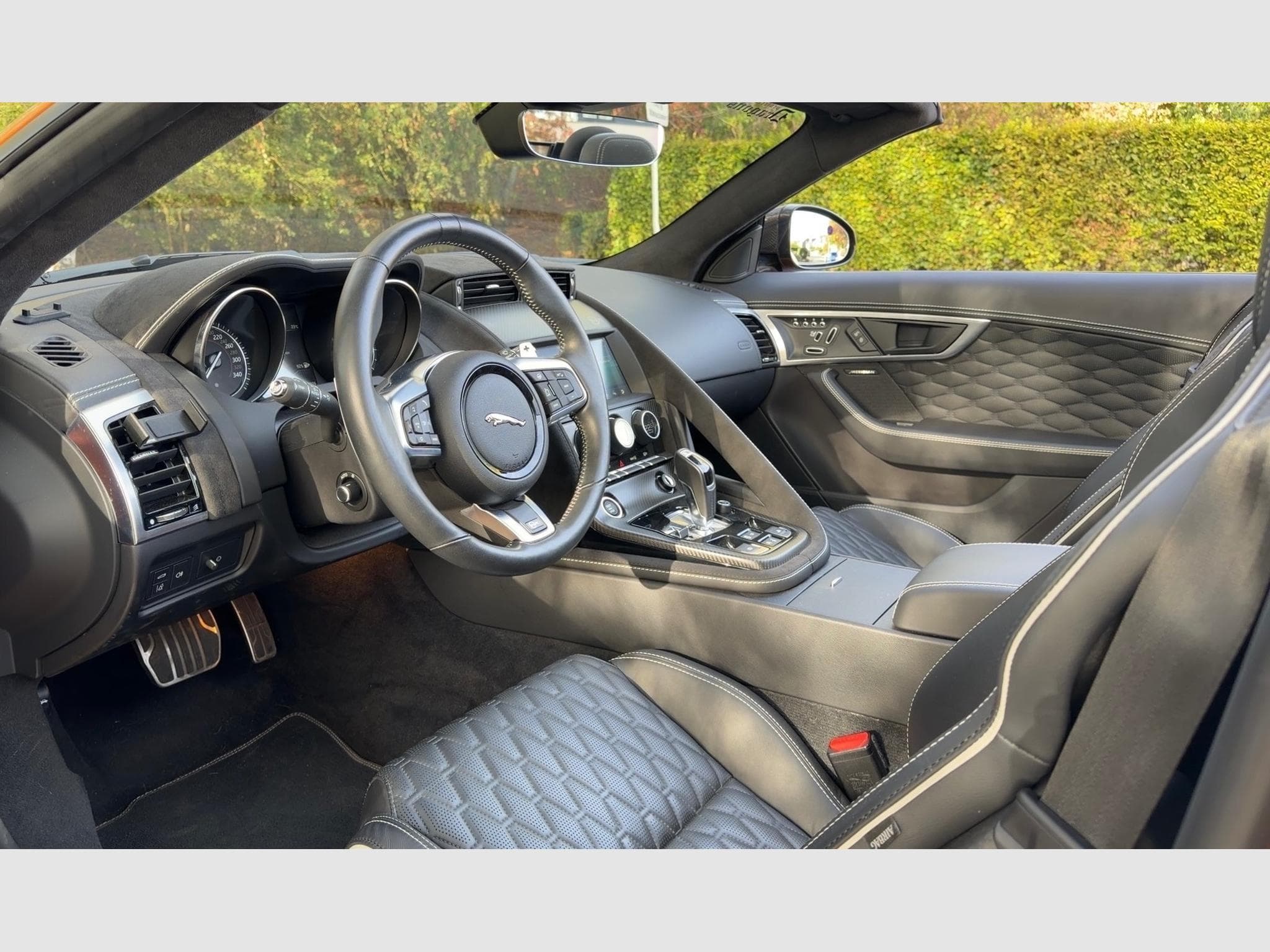 Jaguar F-Type SVR Cabriolet (2019) - Photo 9