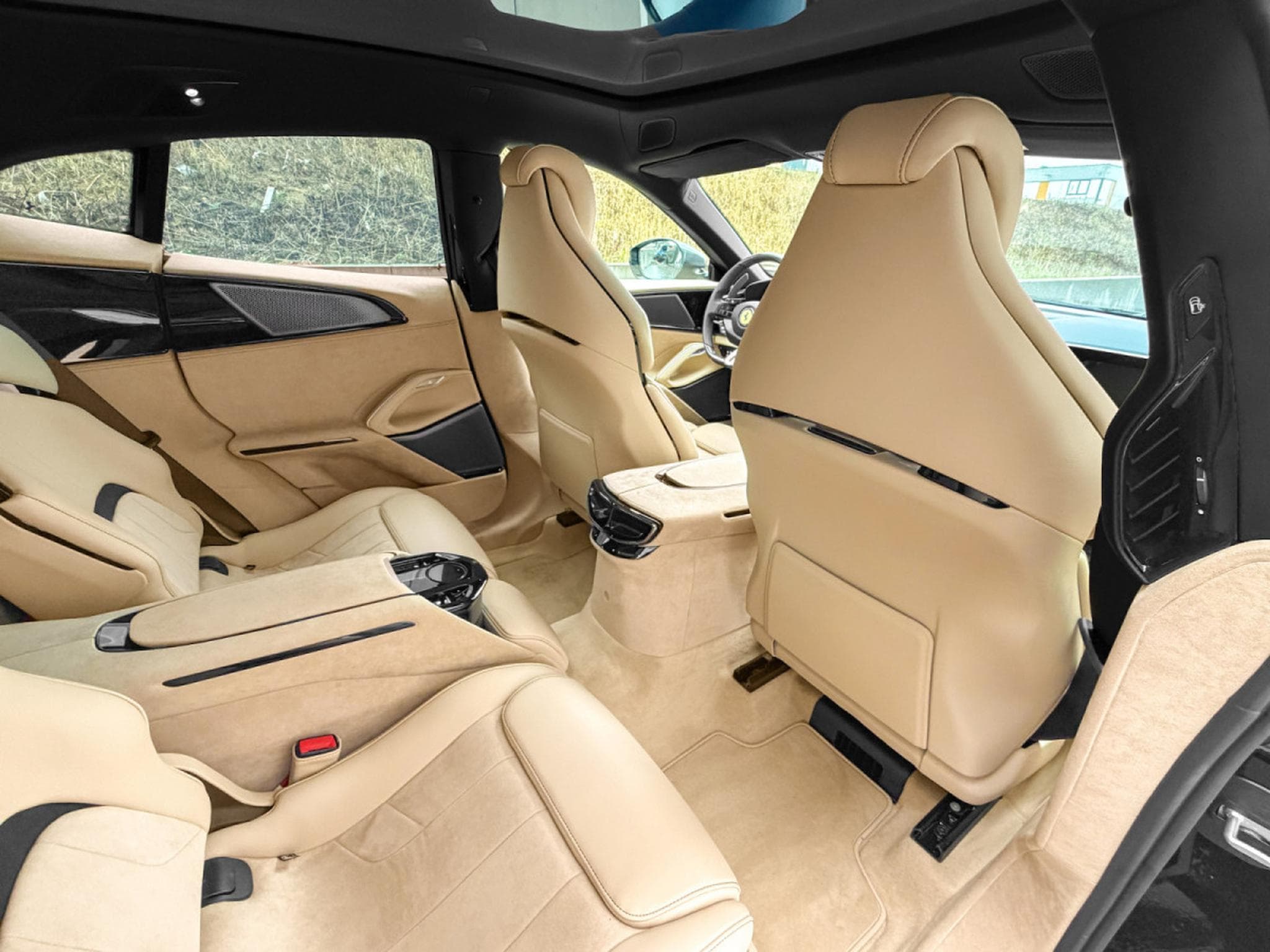 Ferrari Purosangue IN STOCK/ V12 / SABBIA INSIDE COLOR/ FULL CARBON (2026) - Photo 16