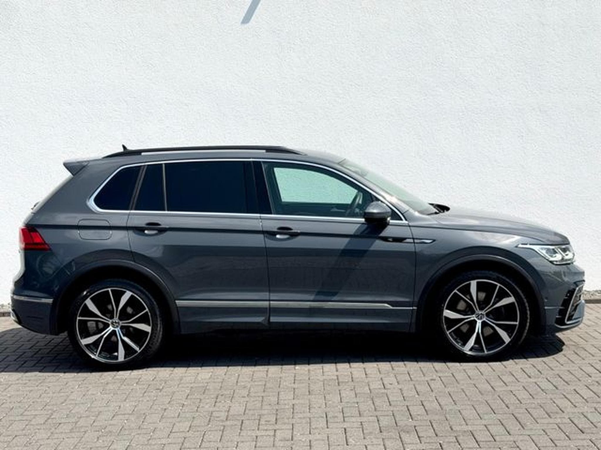 VW Tiguan Tiguan R-Line 2.0 TDI DSG 4M /IQ LIGHT/20''/AHK/ (2021) - Photo 4