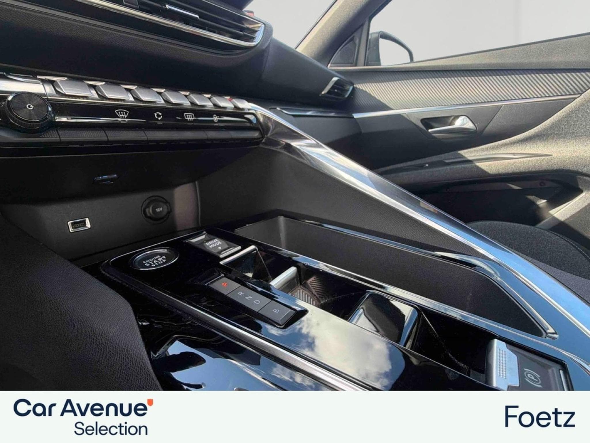 PEUGEOT 3008 Plug-in Hybrid 225ch Allure Pack e-EAT8 (2023) - Photo 2