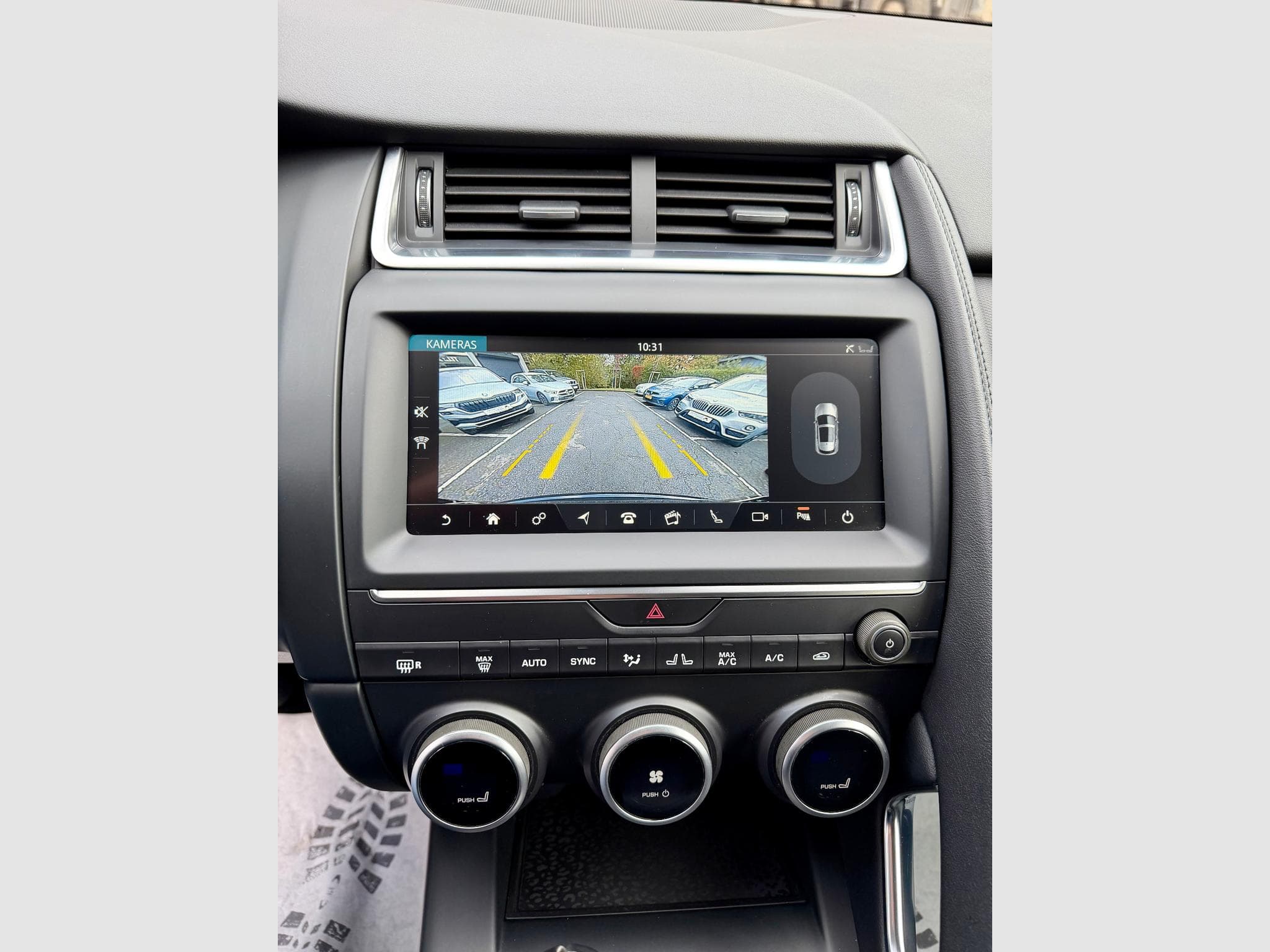Jaguar E-Pace 2.0D 150 NAVI/CAM/LED (2020) - Photo 13