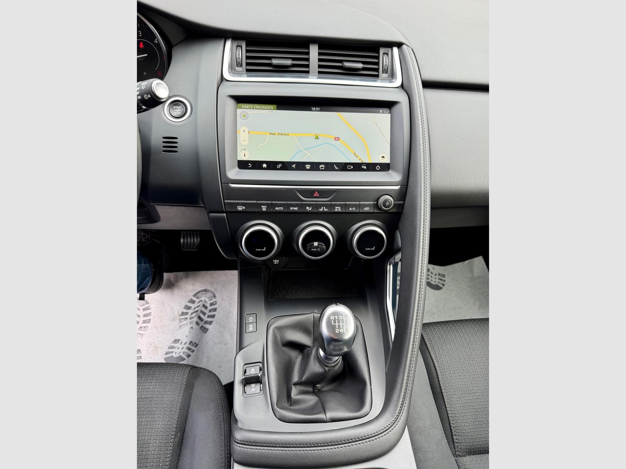 Jaguar E-Pace 2.0D 150 NAVI/CAM/LED (2020) - Photo 12