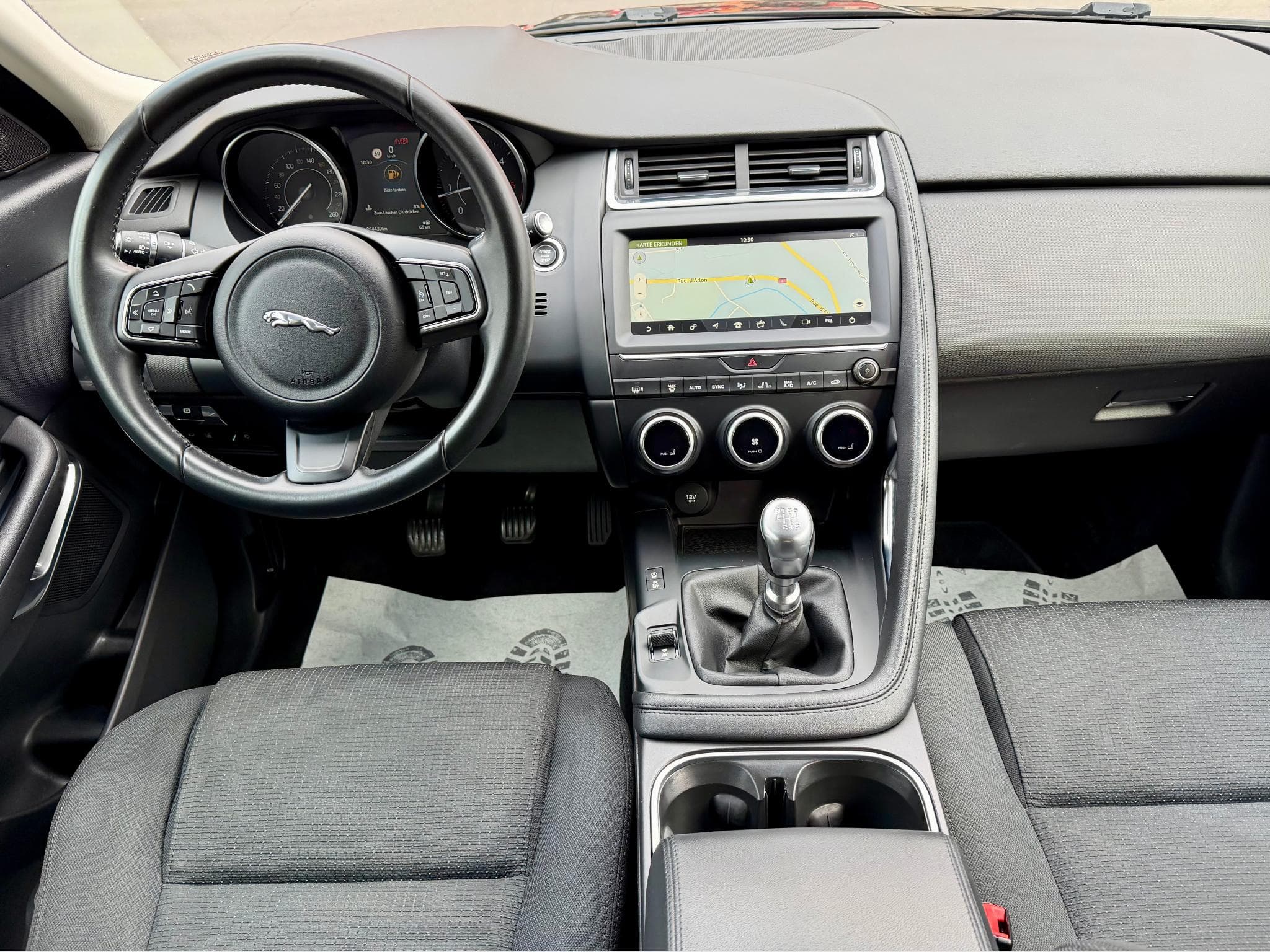 Jaguar E-Pace 2.0D 150 NAVI/CAM/LED (2020) - Photo 8