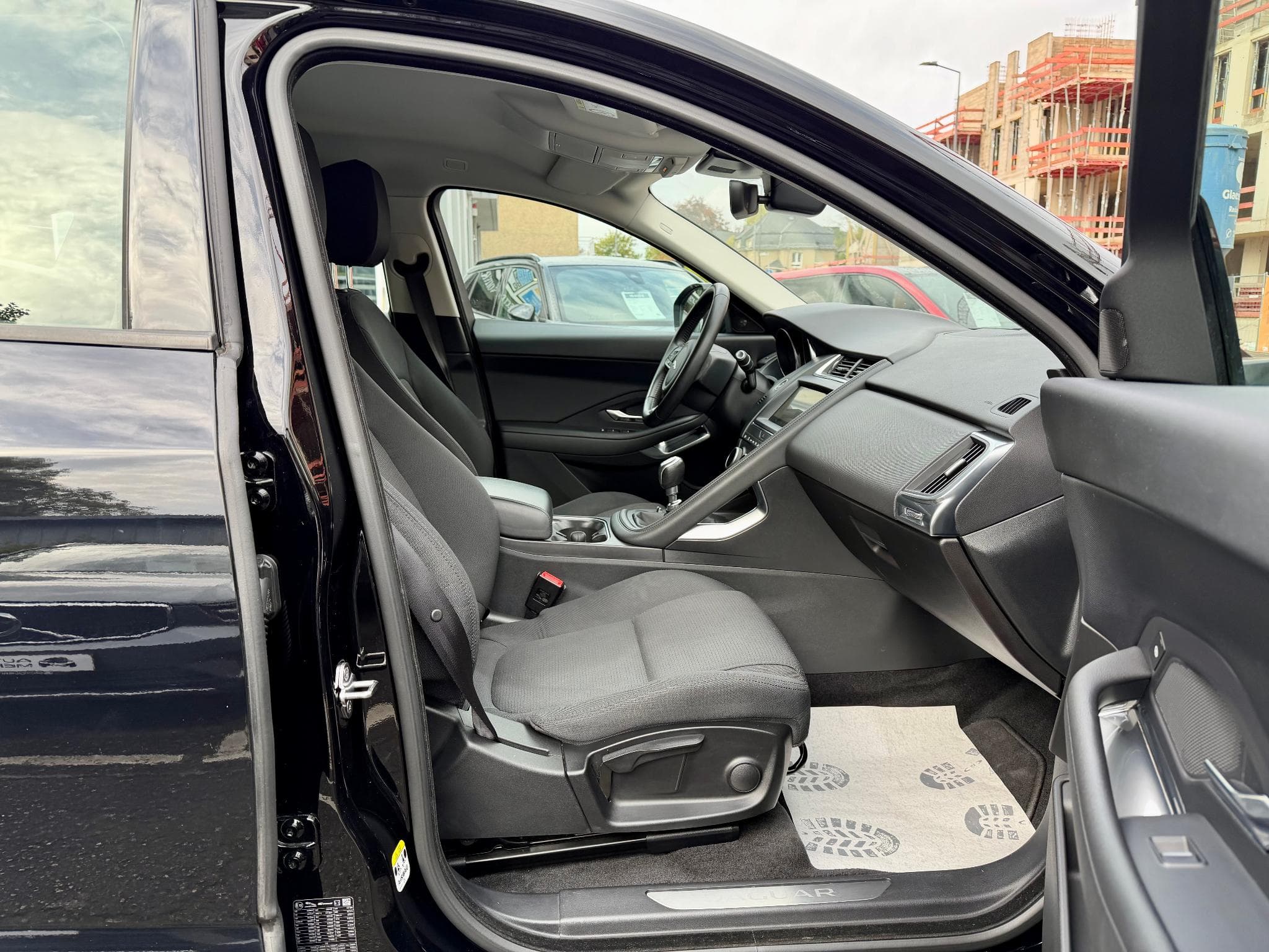 Jaguar E-Pace 2.0D 150 NAVI/CAM/LED (2020) - Photo 9