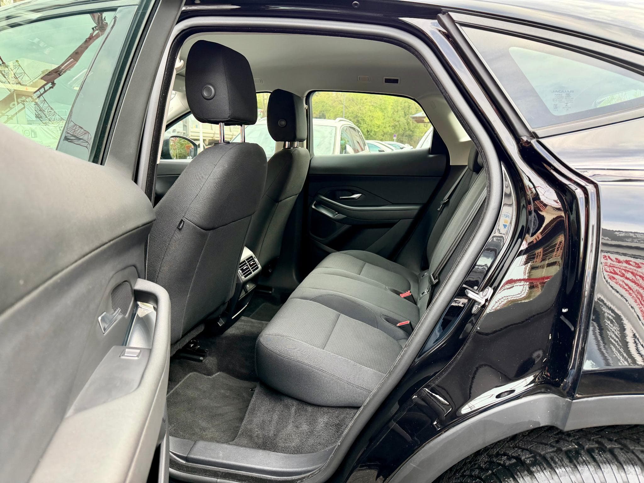 Jaguar E-Pace 2.0D 150 NAVI/CAM/LED (2020) - Photo 11