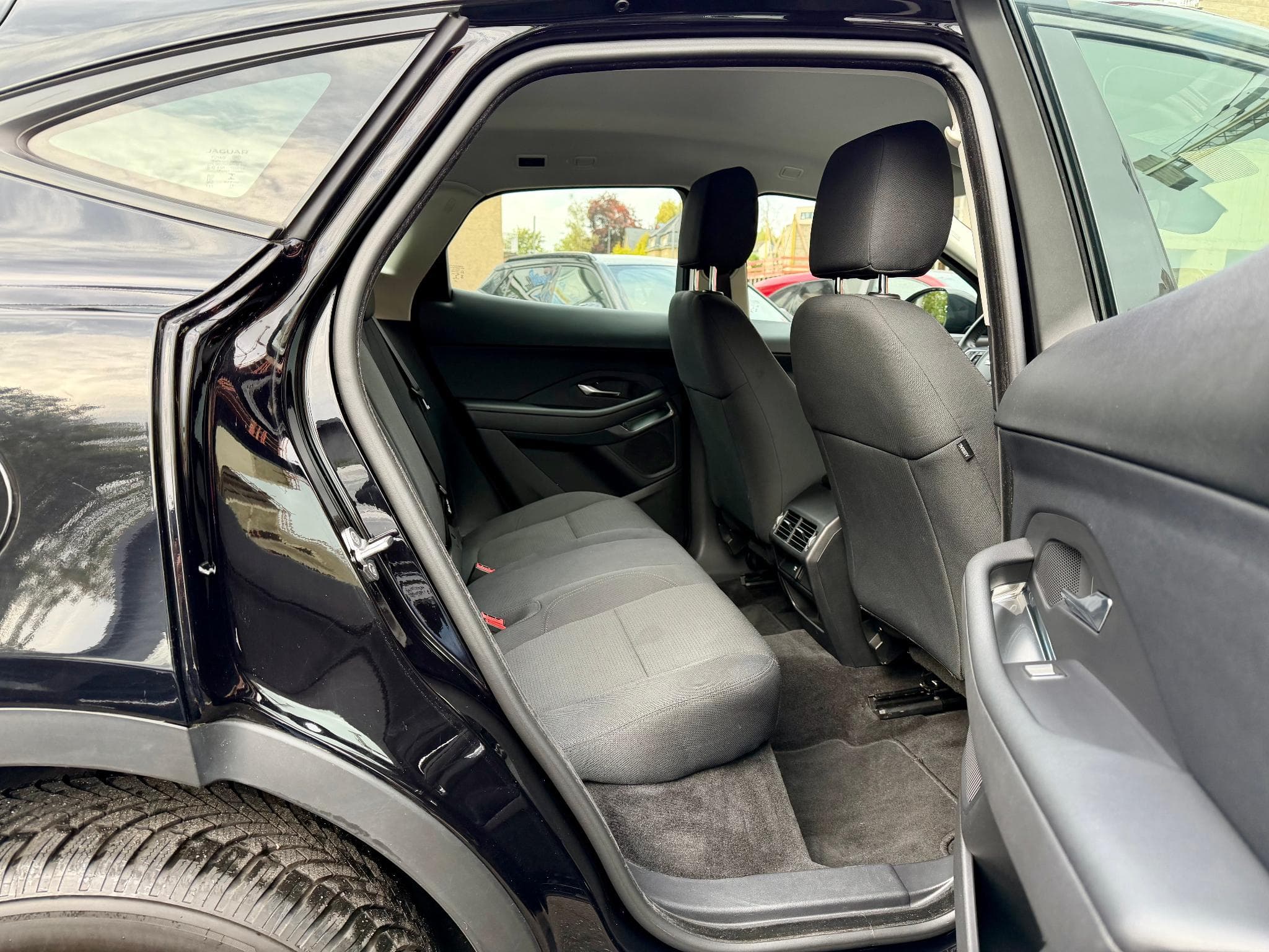 Jaguar E-Pace 2.0D 150 NAVI/CAM/LED (2020) - Photo 10