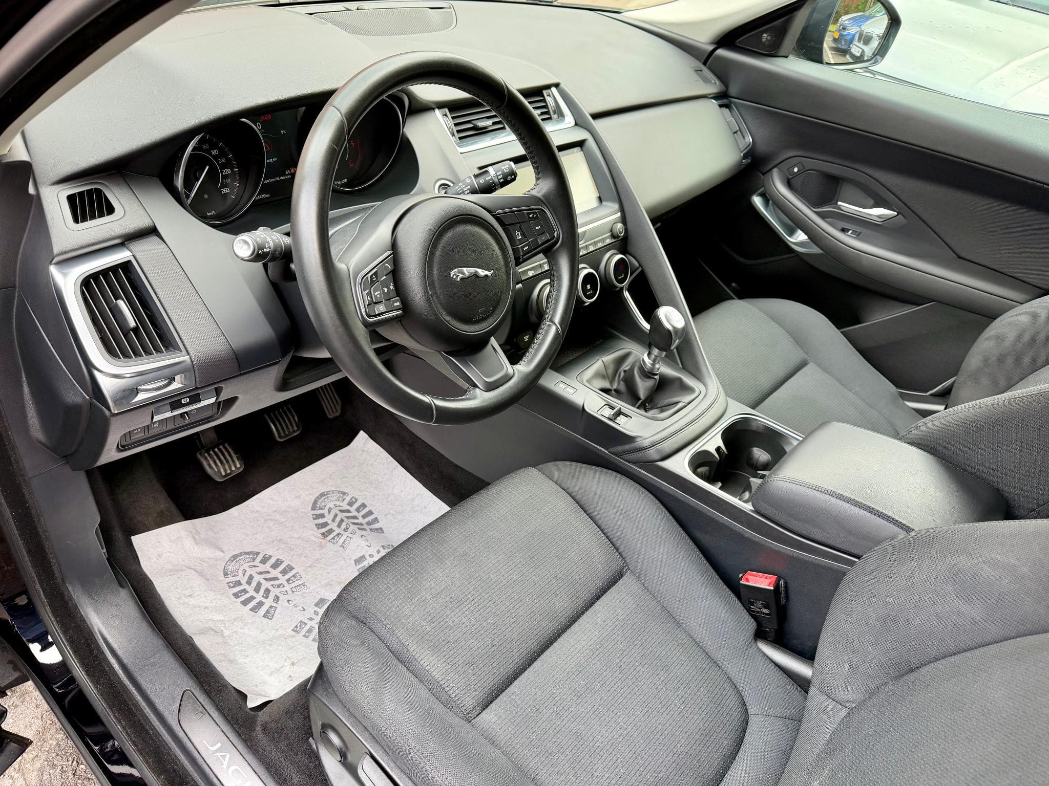 Jaguar E-Pace 2.0D 150 NAVI/CAM/LED (2020) - Photo 7