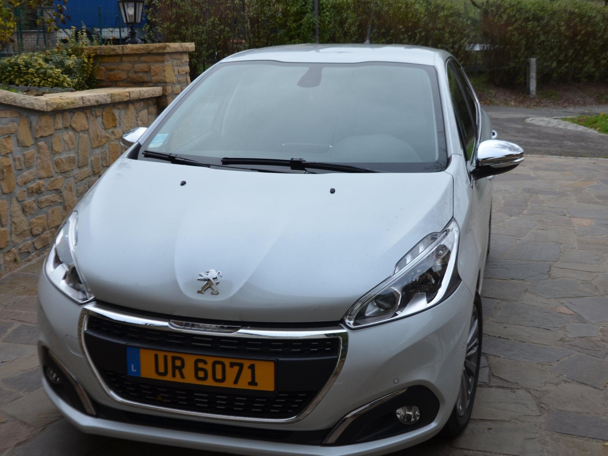 Peugeot 208 Berline (2016) - Photo 1
