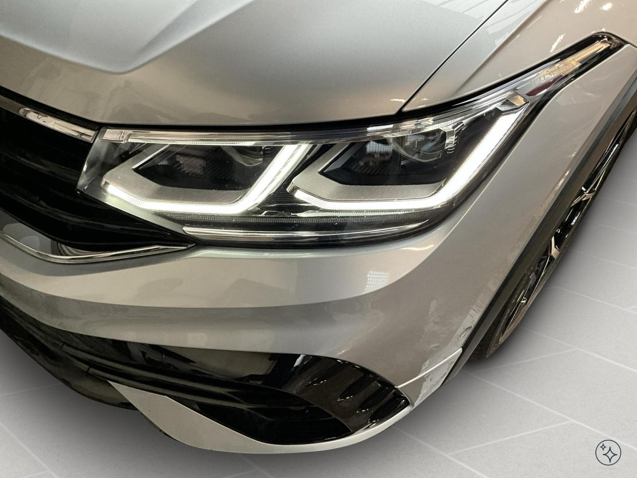 VW Tiguan R+DSG+4M+Black-Style+Pano+AHK (2022) - Foto 9