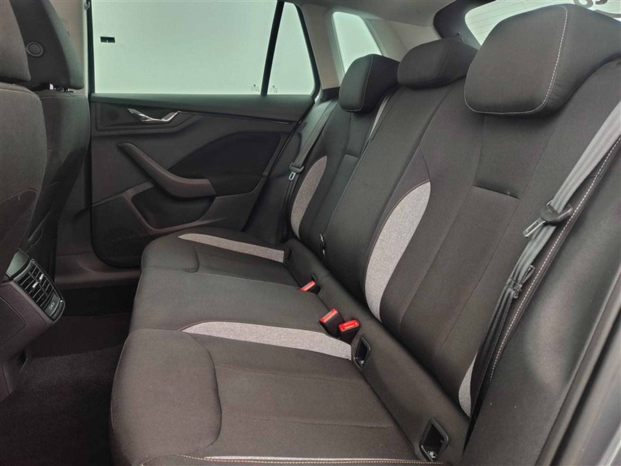 Skoda Kamiq 1.0 TSI 115Cv Selection CARPLAY / CAMERA / ALU / PDC (2025) - Photo 13