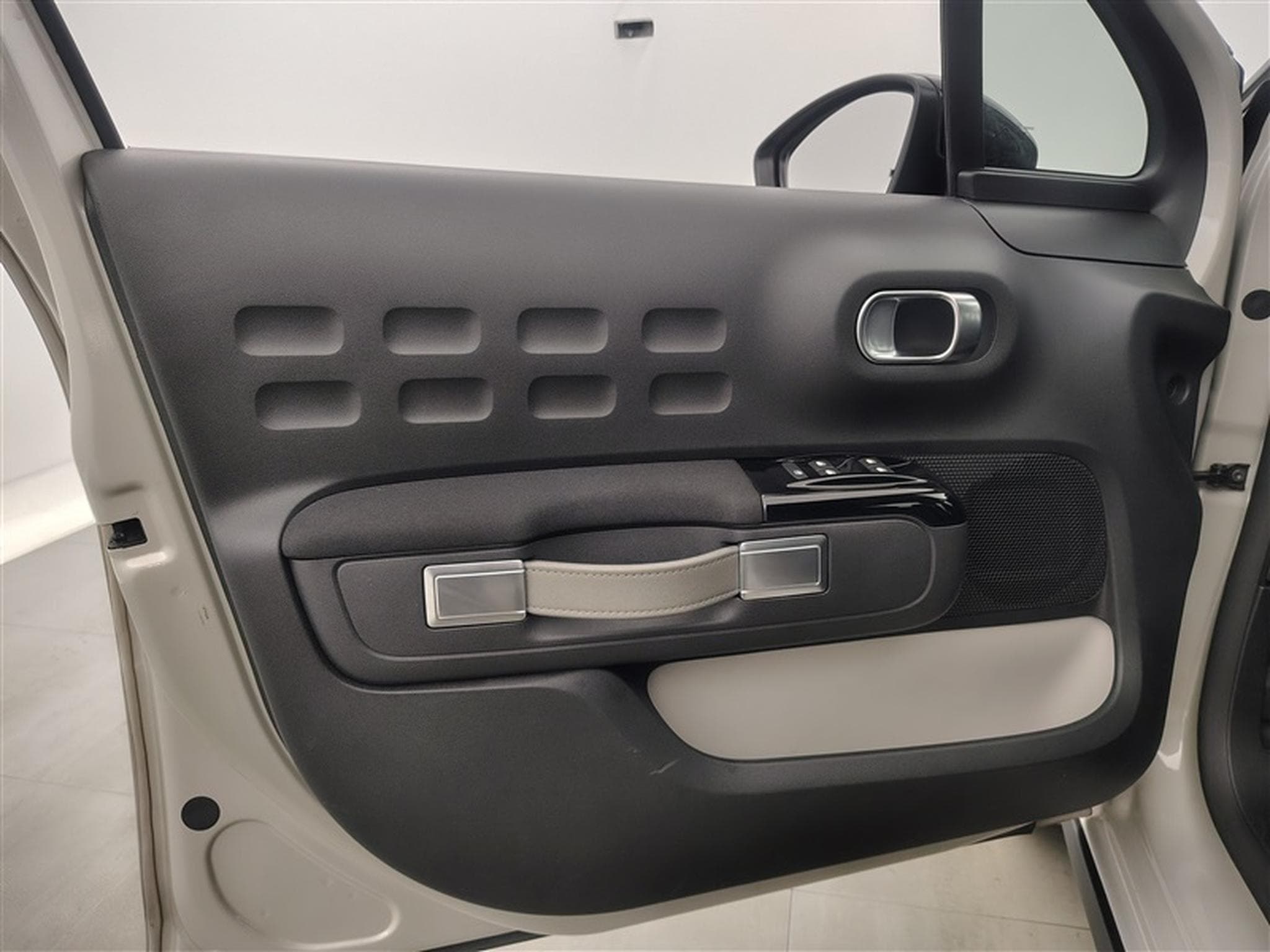 Citroen C3 1.2i PureTech Shine CARPLAY / FULL LED (2022) - Photo 16