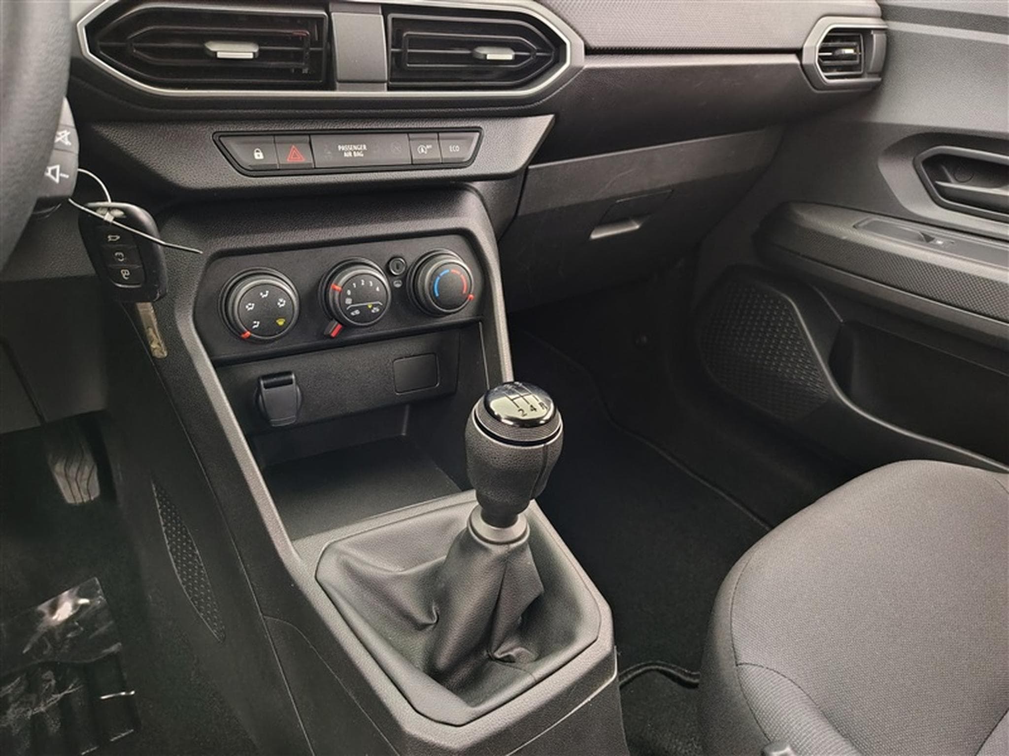 Dacia Sandero 1.0 TCe 90cv Essential (2023) - Photo 12