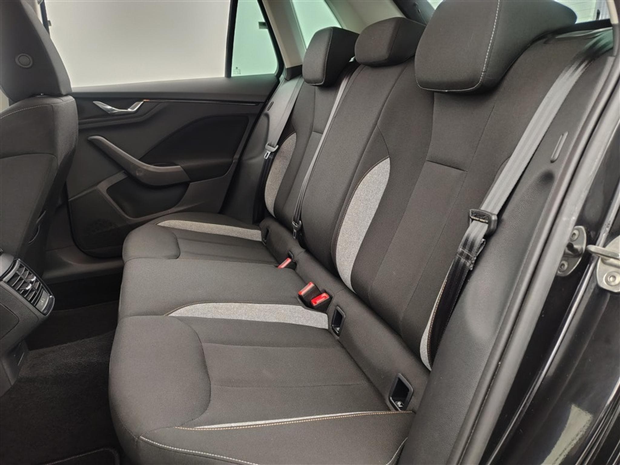 Skoda Kamiq 1.0 TSI 115Cv Selection CARPLAY / CAMERA / ALU / PDC (2025) - Photo 13