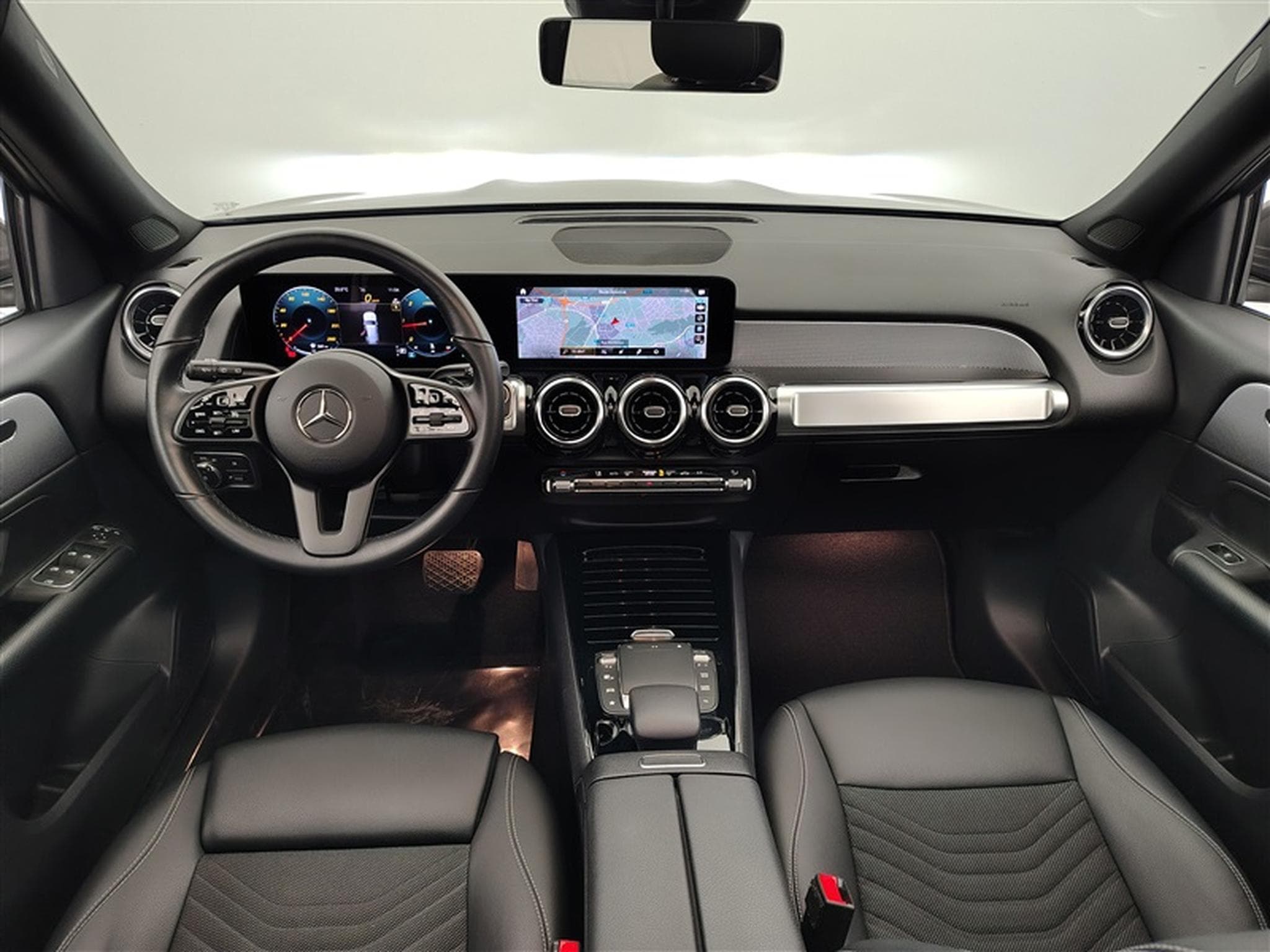 Mercedes GLB 180 180d Business Solution S-CUIR/NAVI/TO PANO/FULL LED/JA17 (2023) - Photo 8