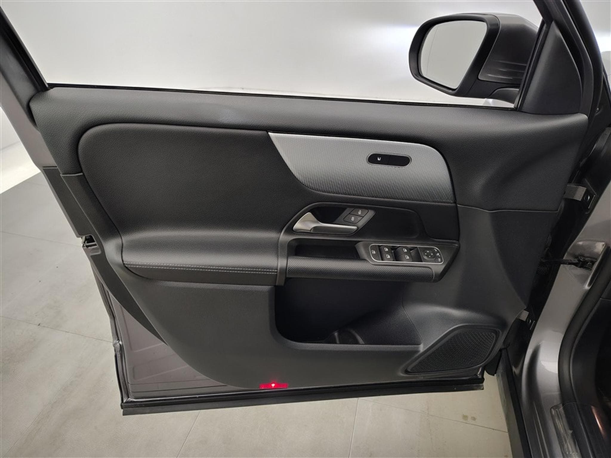 Mercedes GLB 180 180d Business Solution S-CUIR/NAVI/TO PANO/FULL LED/JA17 (2023) - Photo 17