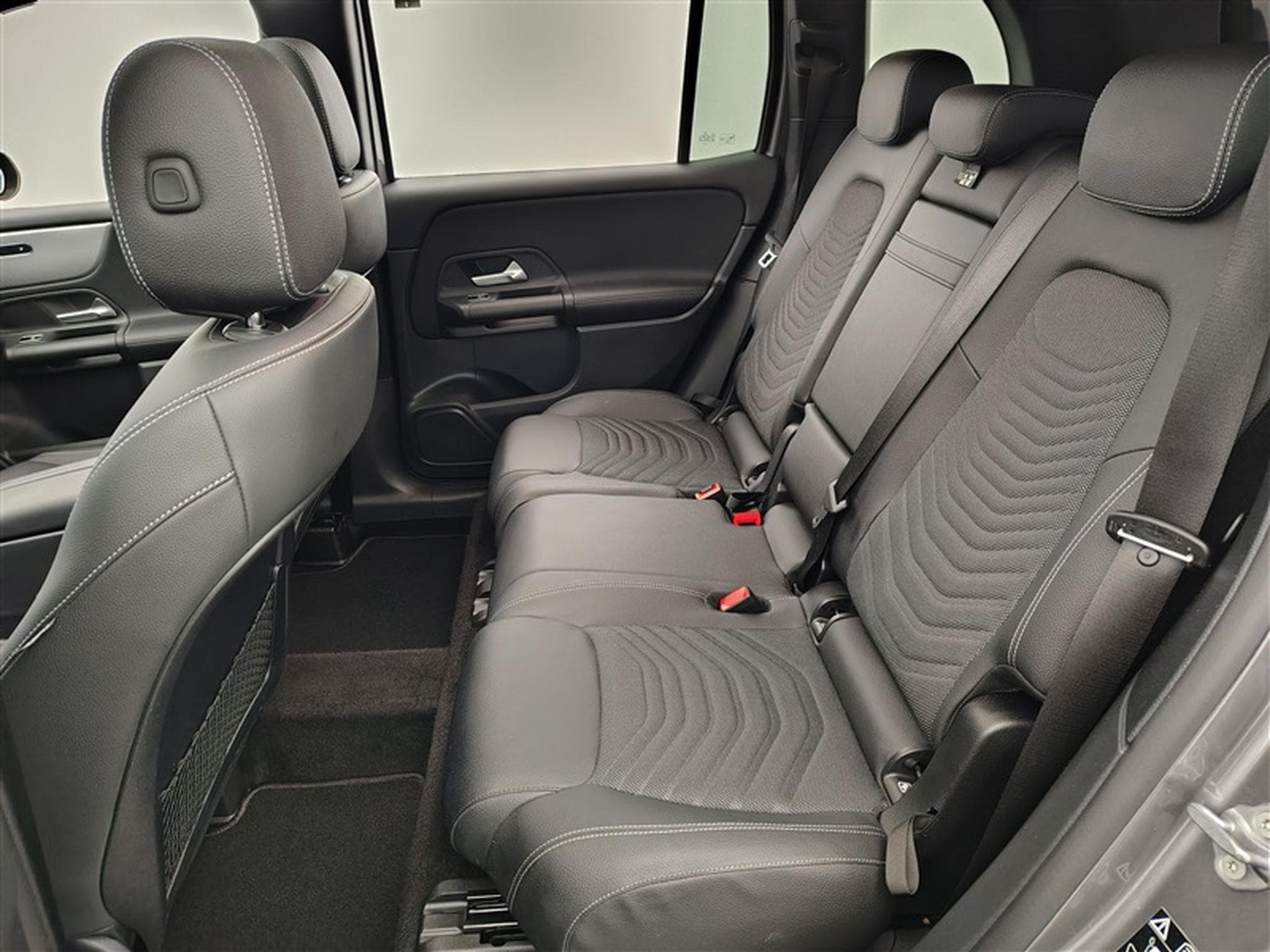 Mercedes GLB 180 180d Business Solution S-CUIR/NAVI/TO PANO/FULL LED/JA17 (2023) - Photo 13