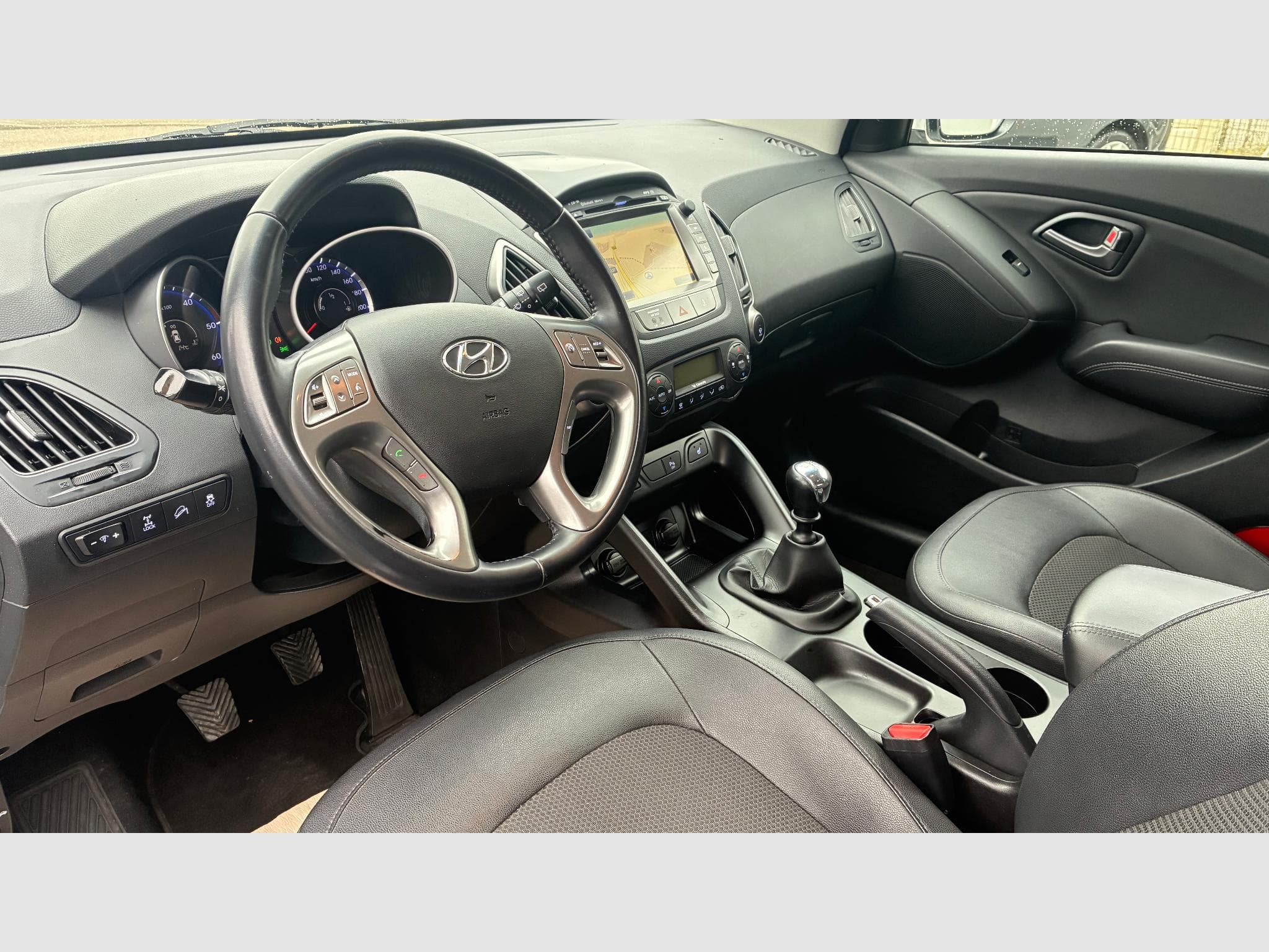 Hyundai ix35 2.0 CRDI 136 Ch 4WD PREMIUM (2015) - Photo 10