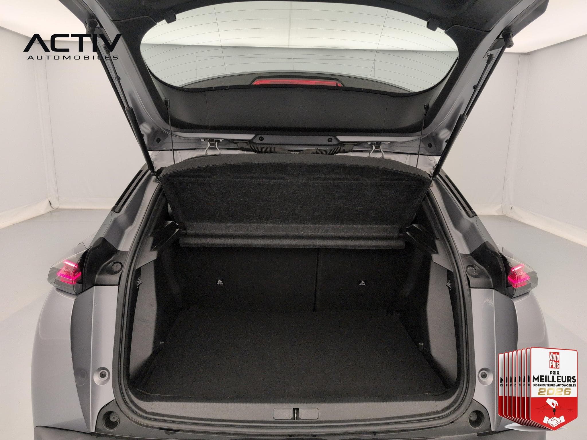 Peugeot 2008 Hybrid 136 e-DCS6 Style (2025) - Foto 11