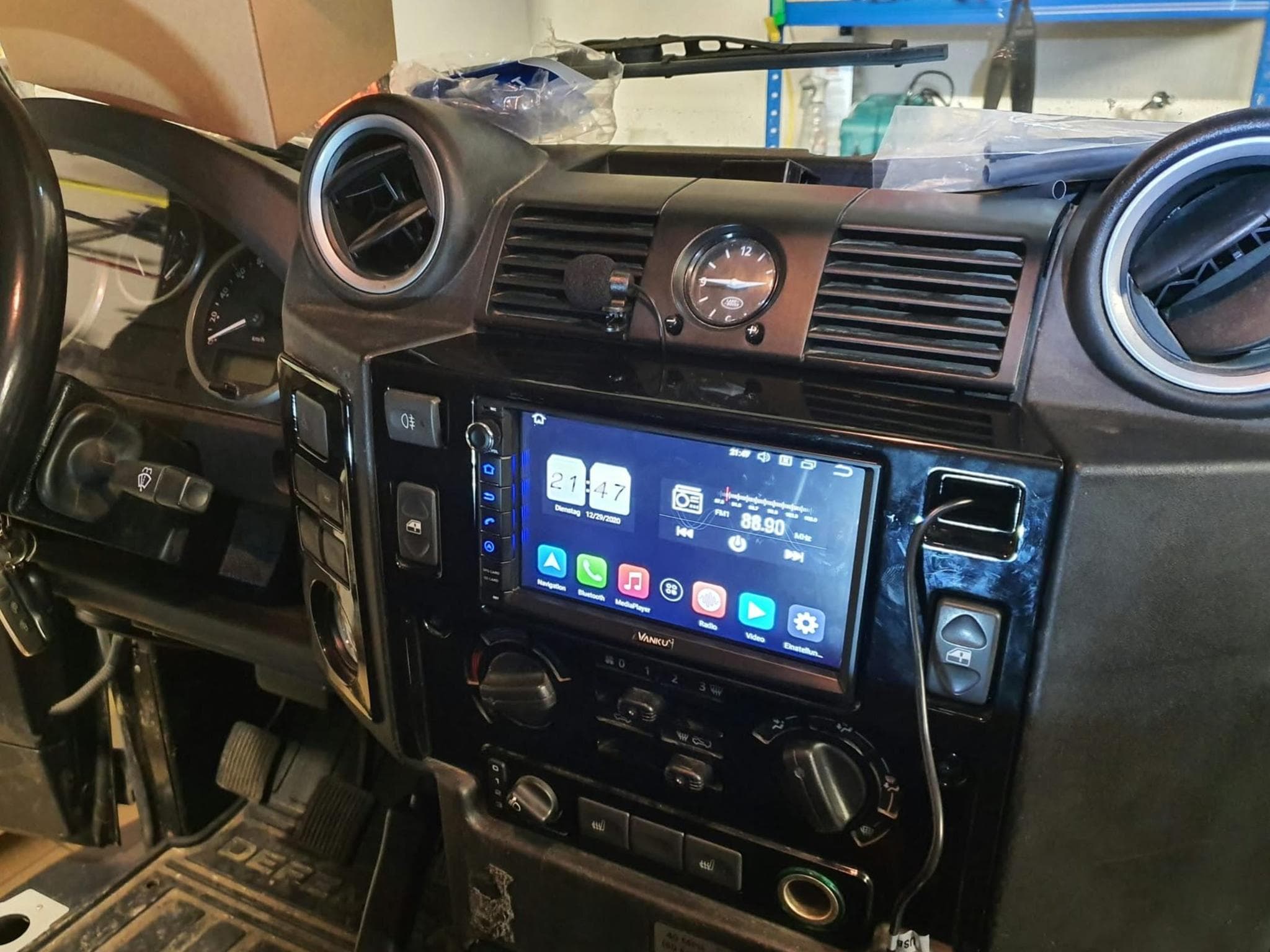 Land-Rover Defender Crew Cab 110 (2014) - Photo 4