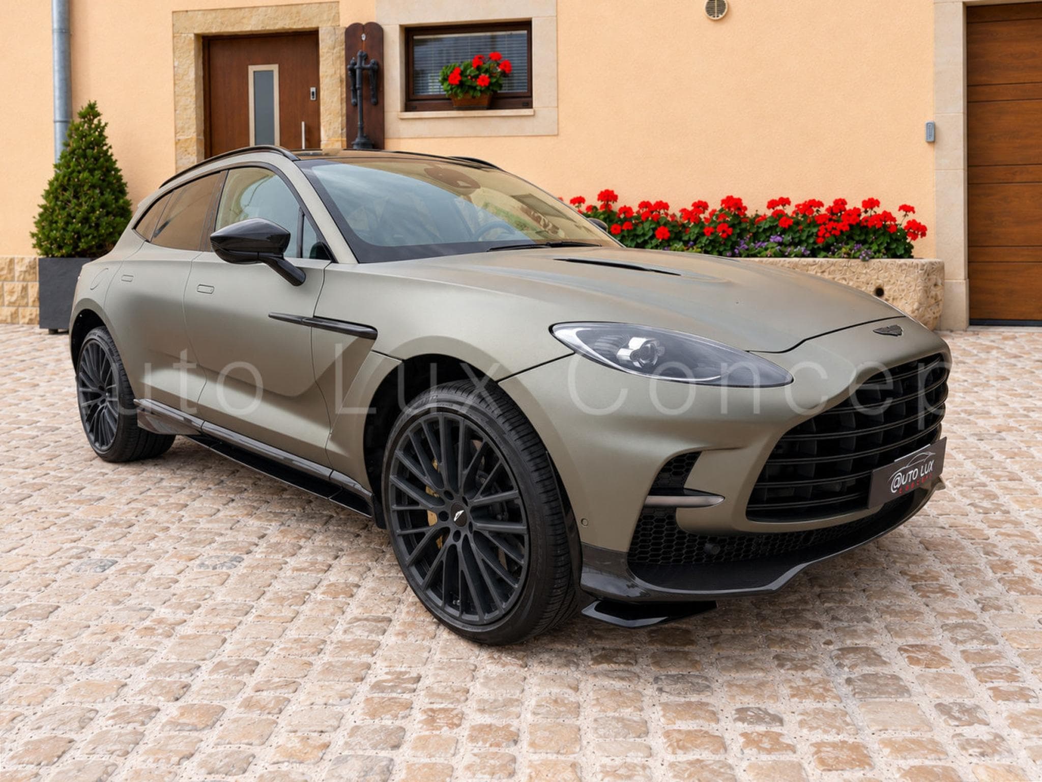 Aston-Martin DBX 707 (2022) - Photo 3