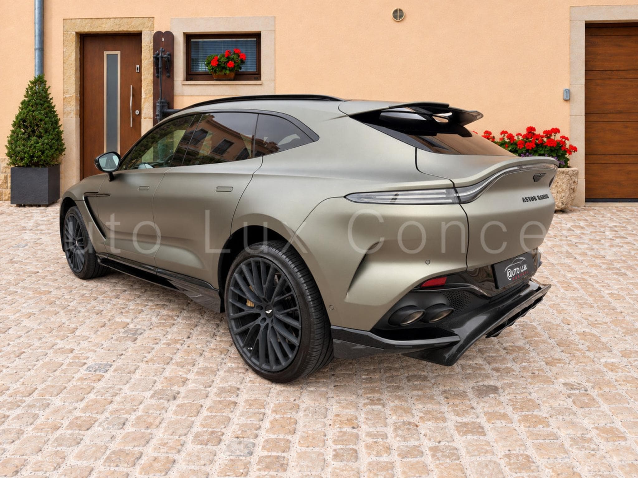 Aston-Martin DBX 707 (2022) - Photo 6