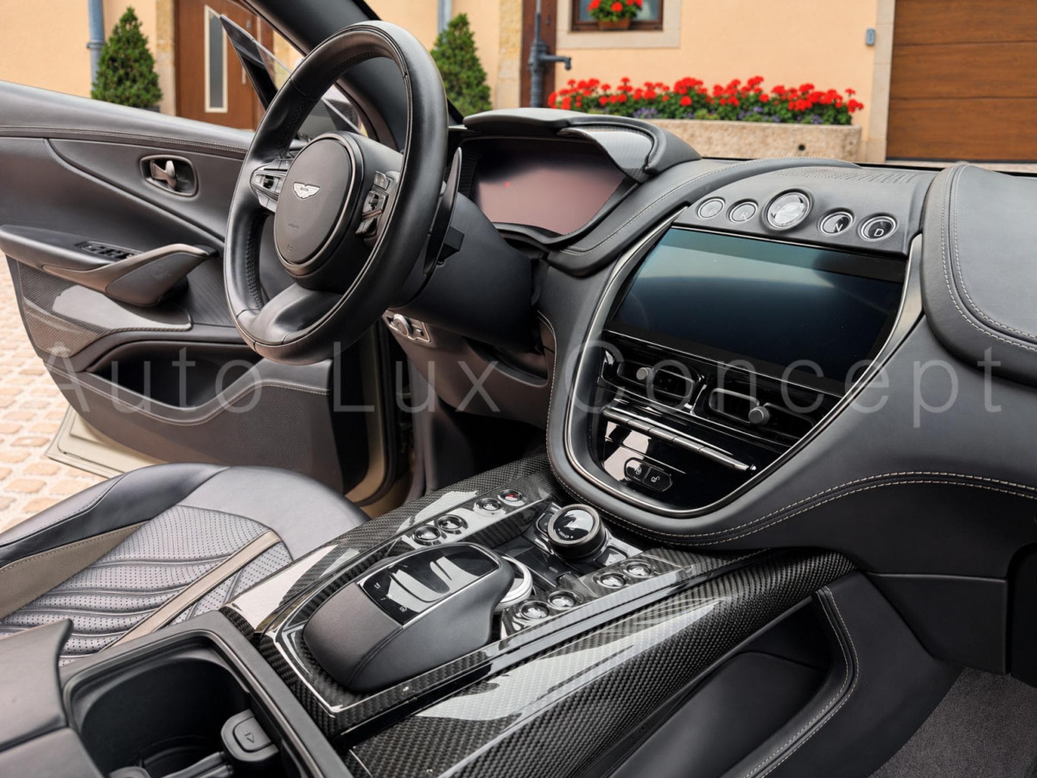 Aston-Martin DBX 707 (2022) - Photo 9