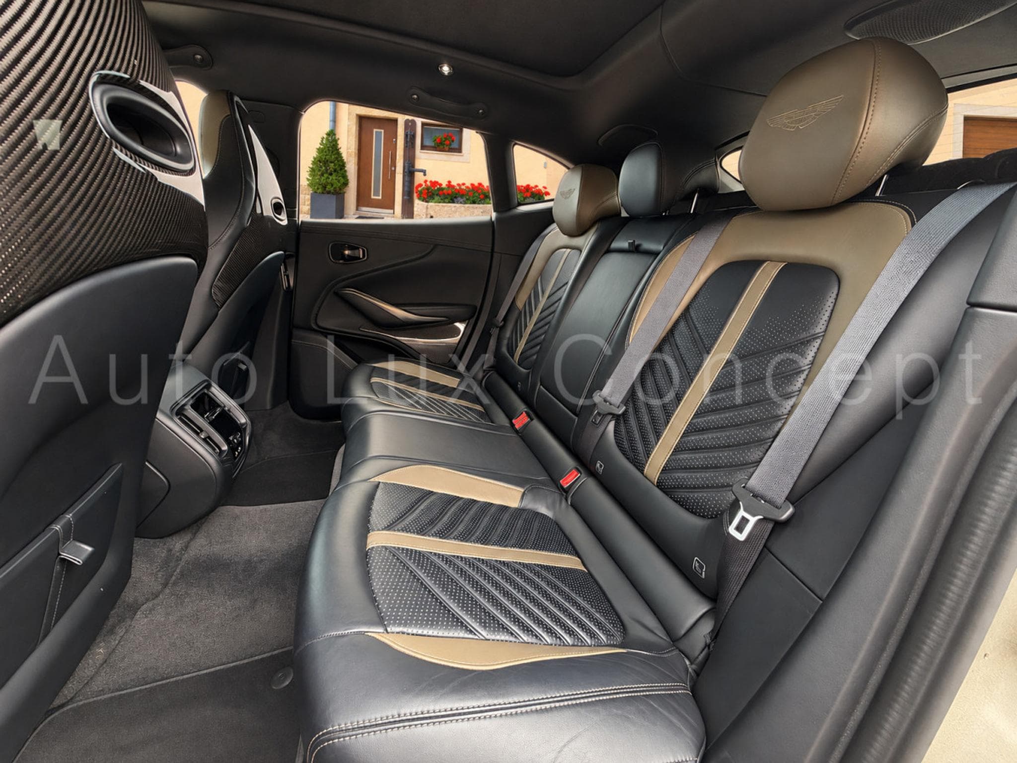 Aston-Martin DBX 707 (2022) - Photo 15