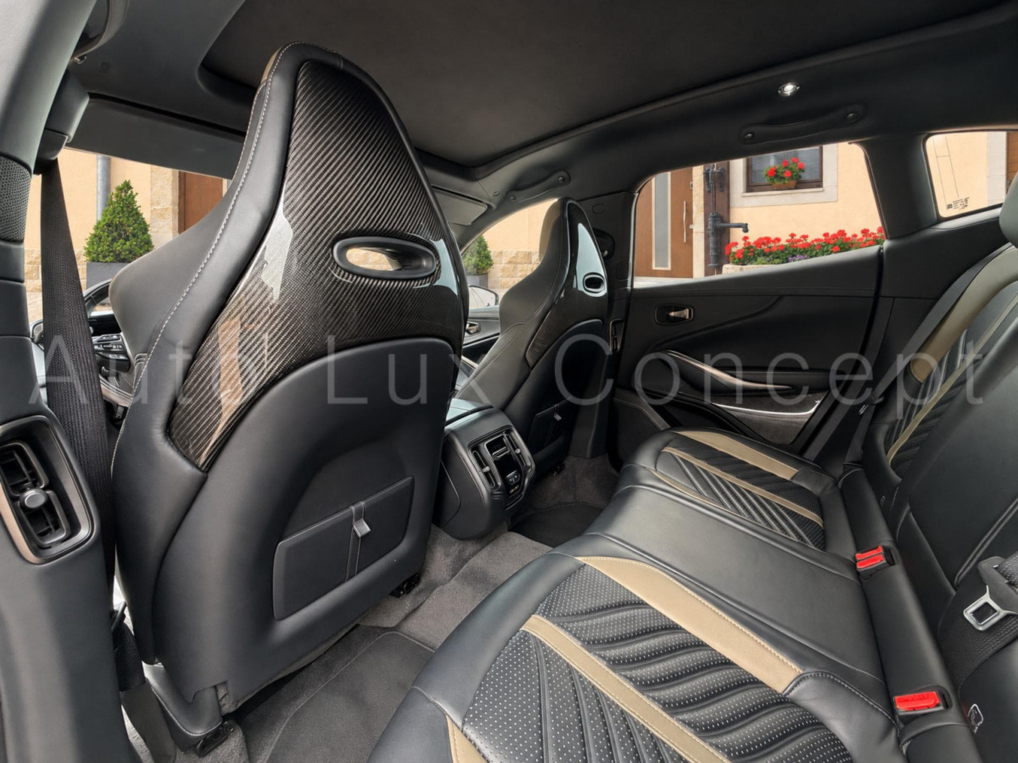 Aston-Martin DBX 707 (2022) - Photo 14