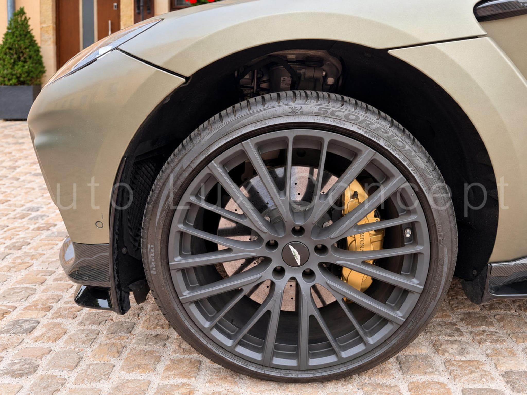 Aston-Martin DBX 707 (2022) - Photo 19